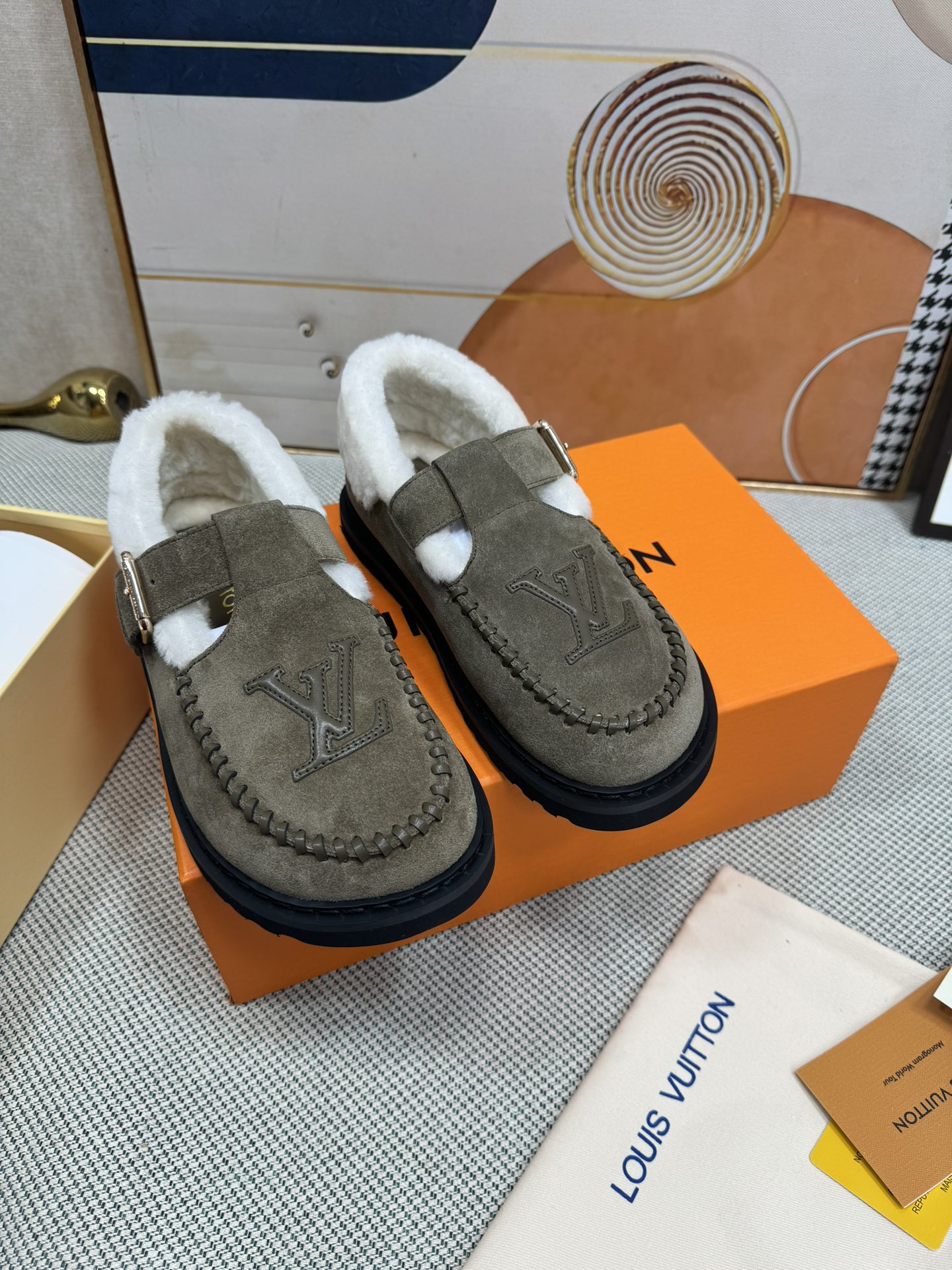 NO:478470,Top version of fur shoes Louis Vuitton lv louis vuott…on fw24 new arrival~ This pair of fur drags is also very beautiful!  The cortical ones are very advanced!  !  !Paired with jeans in autumn and winter, it is simply perfect!  Do you have the ideal height immediately when you wear it?  Big love style, with fashion elements, the upper appearance is full of nobleness. It can always show the feminine fashion charm when worn. Fashionable but not overly ostentatious. The upper is high-end beef tendon and donkey letter buckles are so beautiful. The upper is imported high-end matte/cowhide. The original sole of the sole imported from the inside. Real wool Size35-42 (customized by 42), loafers and fur shoes, louis vuitton, louis vuitton, louis vuitton, louis vuitton, louis vuitton, louis vuitton, louis vuitton, louis vuitton, louis vuitton, louis vuitton, louis vuitton, loafers, shorts, cowhide19860909顶级版本毛毛鞋 路易威登lv louis vuott…on fw24 new arrival～ 这双毛拖也是好好看！皮质的就是非常高级呀！！!搭配秋冬的牛仔短裤 简直就是完美呀！穿上立马拥有理想的身高有没有！ 大爱款,有时尚元素,鞋面外表 贵气感十足 穿上它总能展现女性时尚韵味 时尚却不过分张扬,鞋面高档牛筋加上驴家字母扣实在太美 鞋面进口高端 磨砂/牛皮 大底原版大底 内里进口真羊毛 Size35-42（42定制）,乐福鞋毛毛鞋,louis vuitton,louis vuitton,louis vuitton,louis vuitton,louis vuitton,loafers,shorts,cowhide,Women's Shoes