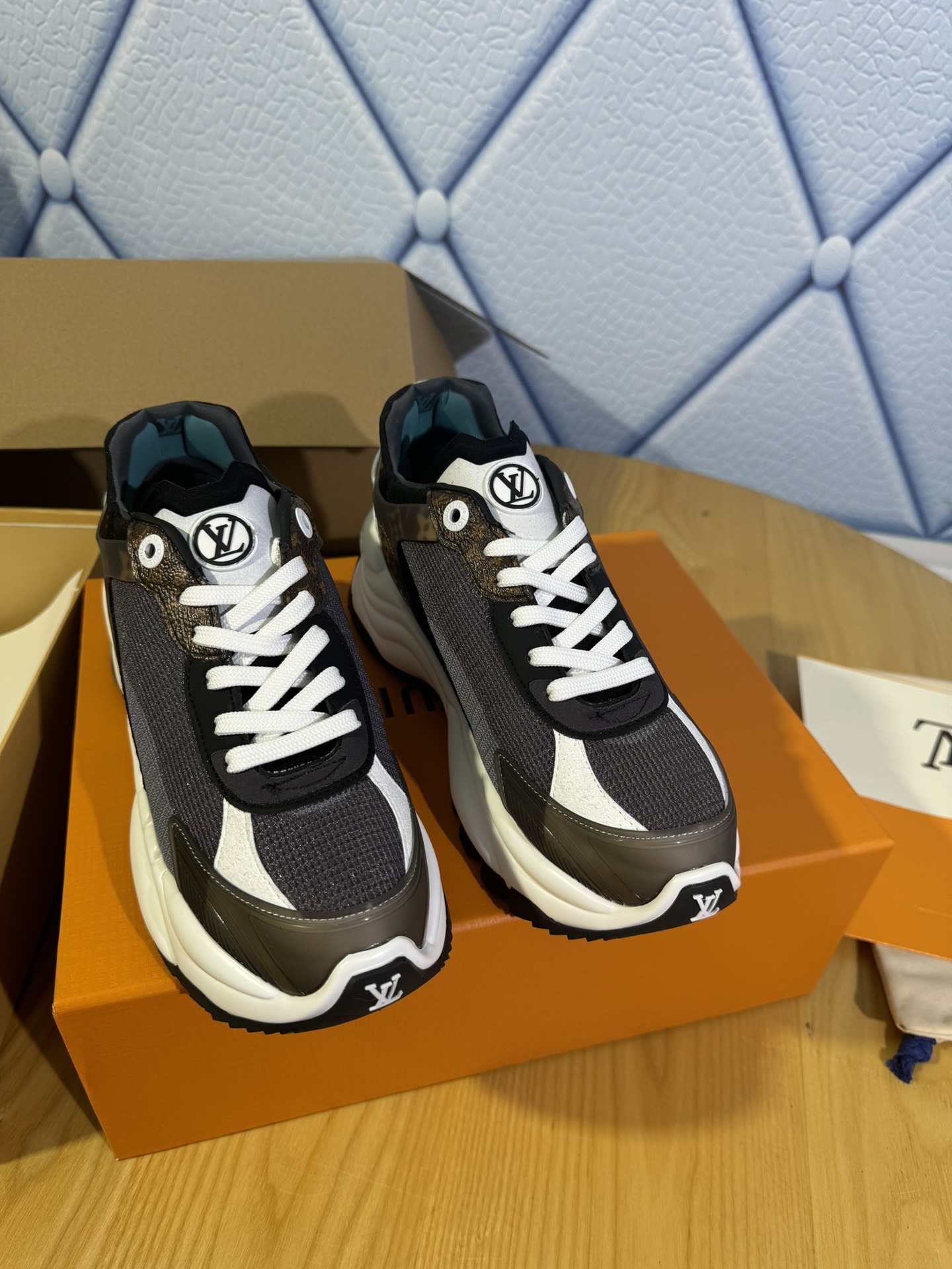 NO:886399,Top version LV Louis Vuitton popular RUN 55 sneakers mesh floral four-leaf clover casual Sneaker running shoes dad shoes original purchase development and production This Run 55 sneaker returns in the new season, splicing technical fabrics and leather to achieve a casual urban configuration. The side is embellished with a unique Monogram flower pattern. The thickened rubber outsole once again interprets the inspiration of classic running shoes to achieve a comfortable and rebound experience. Exquisite packaging at the delivery counter  Fabric: Original custom imported cowhide material Lining: High-pressure shaping breathable mesh Outsole: Exclusive molded TPU+PU combination sole Sole thickness: 5.5cm Size: Women's 35-40 (41 customized non-returnable Men's 39-45, casual shoes/sports shoes, louis vuitton, louis vuitton, sneakers, cowhide19860909顶级版本 LV路易威登 爆款RUN 55 运动鞋 网面 花卉 四叶草 休闲 Sneaker跑鞋 老爹鞋 原版购入开发 做货 本款 Run 55 运动鞋于新季焕新回归,拼接科技面料与皮革,成就闲适都市构型.侧面点缀别致 Monogram 花卉图案.加厚橡胶外底再度诠释经典跑鞋的灵感启发,实现舒适回弹体验. 配送专柜精美包装 面料: 原版定制进口牛皮材质 内里: 高压定型透气网里 大底: 独家开模TPU+PU组合底 底厚: 5.5cm Size: 女款35-40（41定制不退换男款39-45,休闲鞋/运动鞋,louis vuitton,louis vuitton,sneakers,cowhide,Women's Shoes