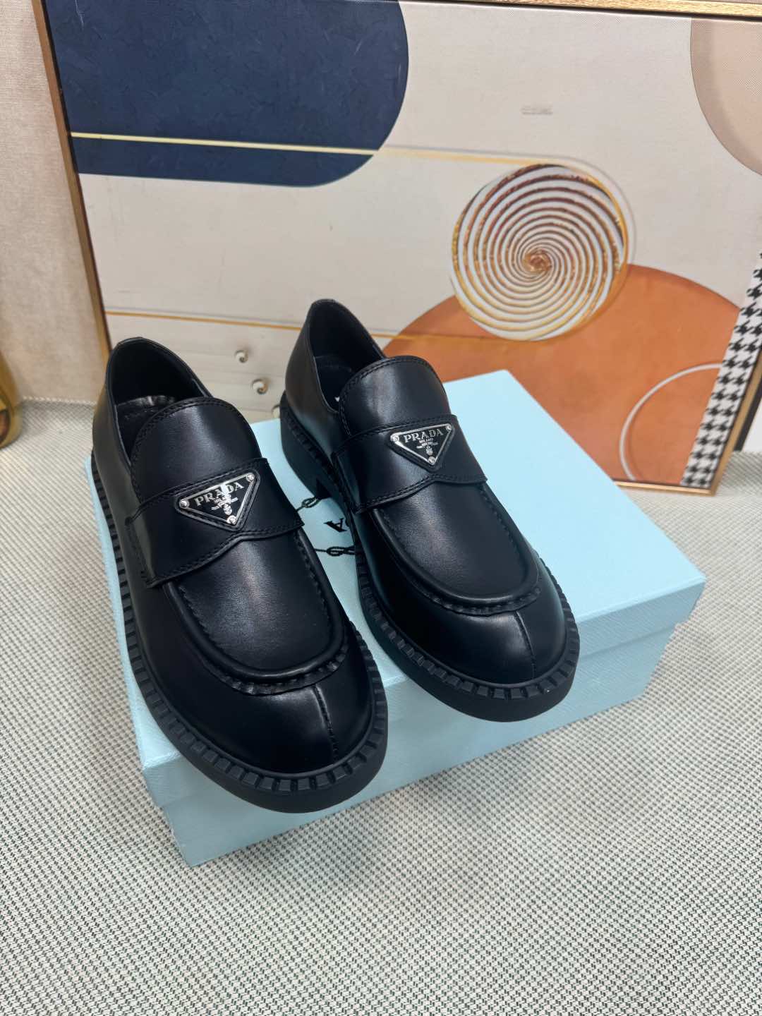 NO:238990,Jindian couples PRADA triangular buckle loafers, simple partition design, extremely recognizable LOGO, brand effect is very eye-catching and versatile, over-the-top layout, upper edge bead material, very textured, fabric: imported edge bead cowhide Inner: imported cowhide lining/foot pad Outsole: original mold open sole Size: women's 35-39 (34-40-41-42 customized) Men's 40-44 (39.45.46 customized without return or replacement), loafers, prada, prada, loafers, cowhide19860909金典情侣款PRADA普拉达三角扣乐福鞋、简约的隔板设计、搭配极度辨识度的LOGO、品牌效应非常扎眼百搭不过时的版面、鞋面开边珠材料、非常有质感、 面料:进口开边珠牛皮 内里:进口牛皮里/垫脚 大底:原版开模大底 码数:女款35-39（34-40-41-42定做） 男款40-44（39.45.46定制不退不换）,乐福鞋,prada,prada,loafers,cowhide,Women's Shoes