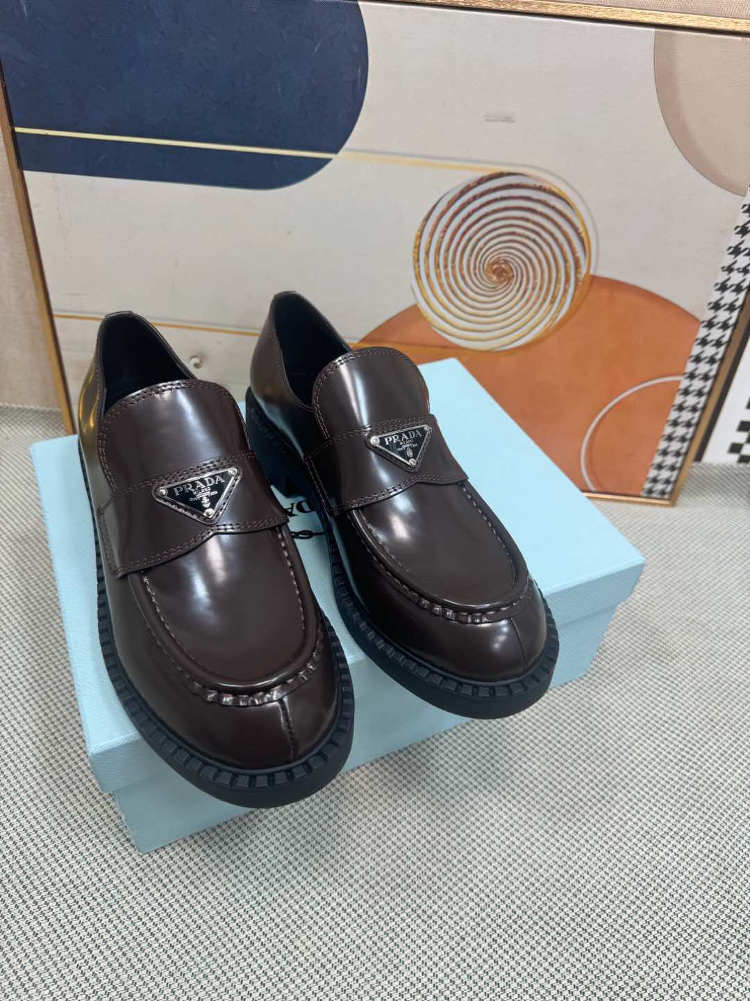 NO:905612,The golden pair PRADA triangular buckle loafers, simple partition design, extremely recognizable LOGO, very eye-catching brand effect, versatile and timeless layout, open edge bead material on the upper, very textured, fabric: imported open edge beaded cowhide, lining: imported cowhide lining/foot pad, outsole: original molded outsole, size: women's 35-39 (34-40-41-42 customized)  Men's 40-44 (39.45.46 customized, non-refundable and non-exchangeable), loafers, prada, prada, loafers, cowhide19860909金典情侣款PRADA普拉达三角扣乐福鞋、简约的隔板设计、搭配极度辨识度的LOGO、品牌效应非常扎眼百搭不过时的版面、鞋面开边珠材料、非常有质感、 面料:进口开边珠牛皮 内里:进口牛皮里/垫脚 大底:原版开模大底 码数: 女款35-39（34-40-41-42定做） 男款40-44（39.45.46定制不退不换）,乐福鞋,prada,prada,loafers,cowhide,Women's Shoes