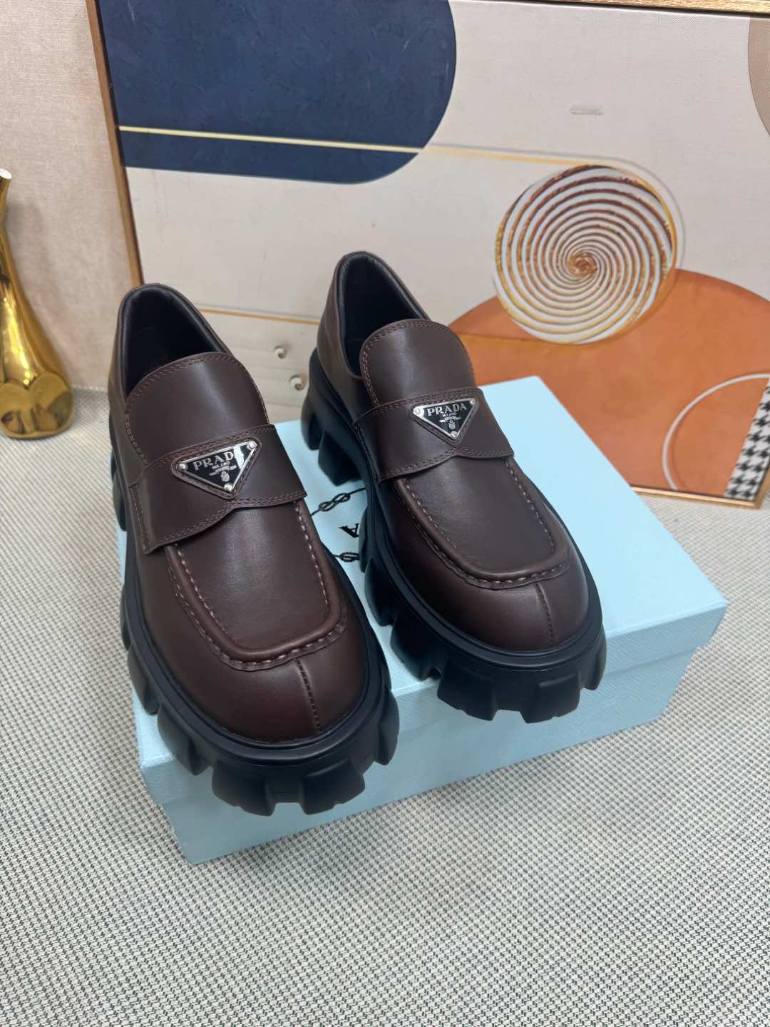 NO:238993,Jindian couples PRADA triangular buckle loafers, simple partition design, extremely recognizable LOGO, brand effect is very eye-catching and versatile, overhead bead material, very textured, fabric: imported bead bead cowhide Inner: imported cowhide lining/foot pad Outsole: original mold open sole Size: Women's 35-39 (34-40-41-42 customized) Men's 40-44 (39.45.46 custom-made without return or replacement), loafers, prada, prada, loafers, cowhide19860909金典情侣款PRADA普拉达三角扣乐福鞋、简约的隔板设计、搭配极度辨识度的LOGO、品牌效应非常扎眼百搭不过时的版面、鞋面开边珠材料、非常有质感、 面料:进口开边珠牛皮 内里:进口牛皮里/垫脚 大底:原版开模大底 码数: 女款35-39（34-40-41-42定做） 男款40-44（39.45.46定制不退不换）,乐福鞋,prada,prada,loafers,cowhide,Women's Shoes