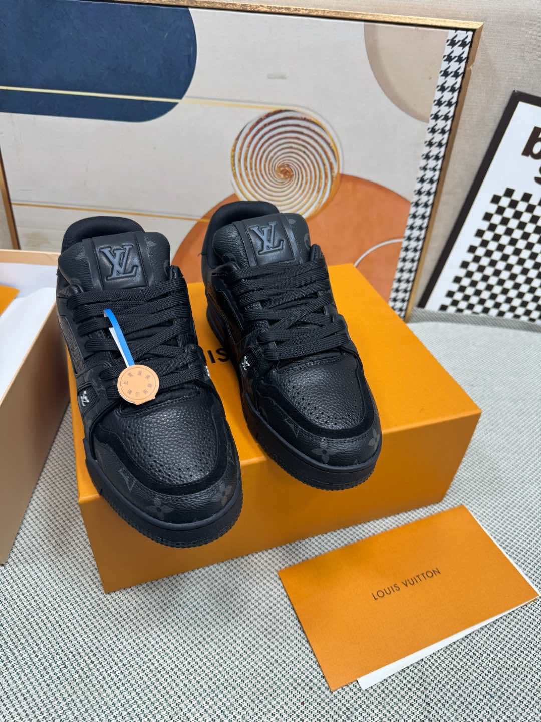 NO:231128,LV-Trainer Louis Vuitton K market all versions Couple model Show new style Basketball shoes Purchase quality Original 11 development replica!  !  Very comfortable to put on the foot, fine workmanship. The upper is spliced ​​by calfskin imported from Italy, with brand logo and signature on the sides. The imported breathable mesh inner lining is very comfortable for the feet. Original special supply of original two-color TU mold-absorbing sole. Packing technology Goodyear sewing locking size women's model 35-40 men's model 39-45 standard size (men 38 46 customized without return or replacement), casual shoes/sports shoes, louis vuitton, louis vuitton, sneakers, cowhide19860909LV-Trainer路易-威登 K市场一切版本 情侣款 走秀新款 篮球板鞋 代购品质 原版11开发复刻！！上脚非常舒适 做工精细 鞋面由意大利进口小牛皮拼接,侧边饰有品牌LOGO标志及签名,进口了透气网布内里,脚感超舒适.原厂特供原版双色TU吸模大底.套包工艺 固特异缝合锁边 size女款35-40  男款39-45标准码（男38 46 定做不退不换）,休闲鞋/运动鞋,louis vuitton,louis vuitton,sneakers,cowhide,Women's Shoes