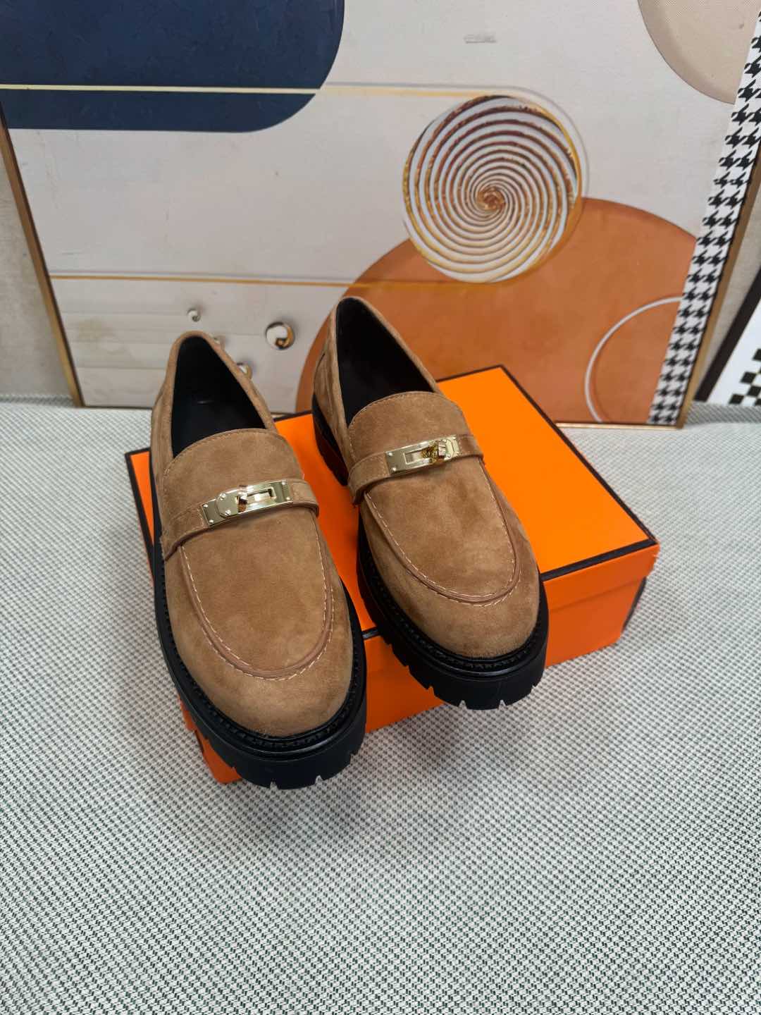 NO:253030,Herms Hermès Top version Original 11 development Latest loafers It can be said that this is the youngest H button in the H counter at first sight. It looks invincible and delicate, and it is particularly delicate to modify the foot shape. It is very comfortable to wear. The fabric imported calfskin, the inner imported mixed-bred sheepskin footbed, the original Italian combination sole size: 35-40 (41 customized, non-return and exchange), loafers, hermes, hermes, loafers, cowhide, sheepskin19860909Herms 爱马仕 顶级版本 原版11开发 最新款乐福鞋 可以说这是H家最年轻的 H扣 专柜第一眼看见就入手,上脚无敌好看,特别秀气修饰脚型.上脚很舒服 面料进口小牛皮 内里进口混种羊皮里羊皮垫脚 大底原版意大利组合大底 码数: 35-40（41 定制不退换）,乐福鞋,hermes,hermes,loafers,cowhide,sheepskin,Women's Shoes