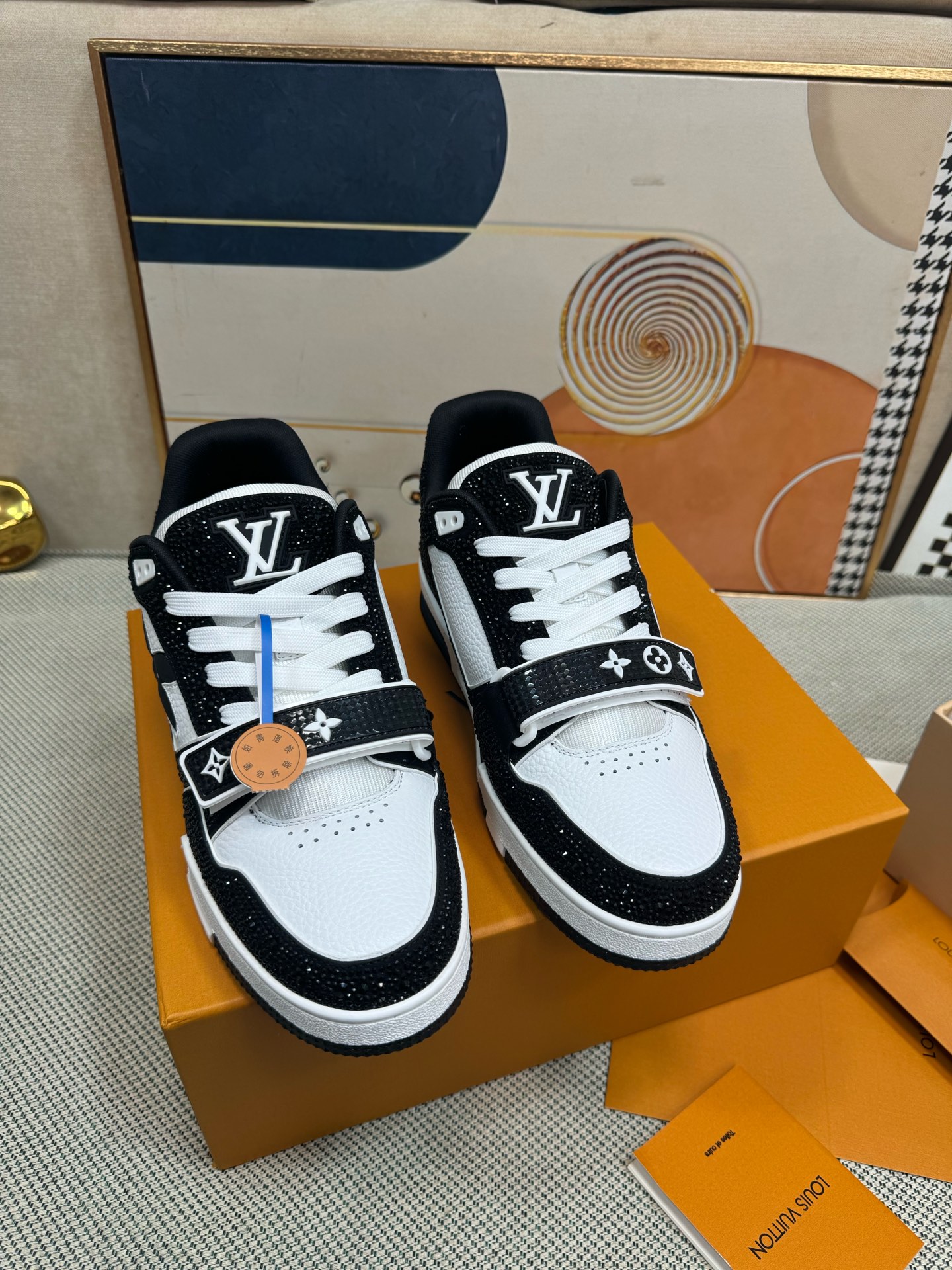NO:235865,Top version Bread diamond shoes couple style Louis*Vuitto* LV Trainer Sports European purchasing agent 1W RMB purchase, took one month to unveil and develop, the sole and fabric private mold, the upper was scrapped three sets of molds, and it was perfectly adjusted to the original version, which was definitely a comfortable one that was exhausted. This series designed since the arrival of Vifgil was favored by many fans every quarter, and it was more personalized with different fashions. Private model luxury Luo Shiqi rhinestones TPU original sole Original packaging Size: Men 39-45 (38 46, customized, non-return), casual shoes/sports shoes, manolo blahnik, louis vuitton, louis vuitton, sneakers19860909顶级版本 面包钻鞋情侣款 Louis*Vuitto* LV Trainer 运动欧洲代购1W RMB购入 历时一个月爆拆开发 大底和面料私模 鞋面更是报废了三套模具 才完美调整至原版一致较果 绝对下血本费心思的一款舒适 自Vifgil到来之后而设计的这一系列 每一季度都深受众多粉丝的青睐 搭配不同的时尚更显个性哦 私模奢华洛施奇水钻 TPU原版大底 原版包装 码数:  男39-45（38 46,定做不退换）,休闲鞋/运动鞋,manolo blahnik,louis vuitton,louis vuitton,sneakers,Women's Shoes