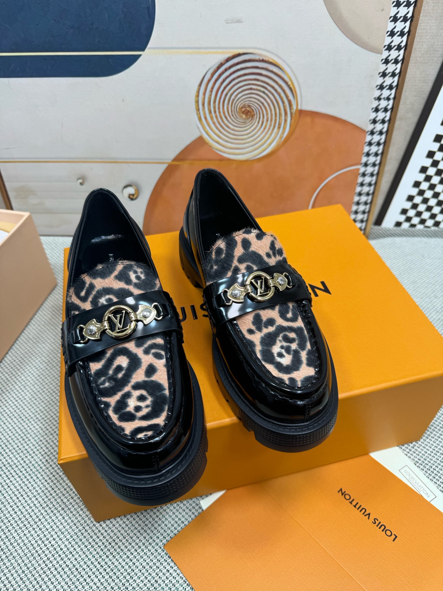 NO:234430,Louis Vuitton Spring and Summer LV Louis Vuitton autumn and winter new retro thick-soled shoes series loafers are cute and age-reducing. They are not afraid of making their legs look short. When worn, they look thin and straight. They are super recommended!  Simple and easy to match makes your legs look long!  Full texture, clear texture, shiny upper imported cowhide, outsole rubber outsole, size 35-39 (40.41. Customized, no return or replacement,), loafers, louis vuitton, louis vuitton, louis vuitton, louis vuitton, loafers, cowhide19860909代购级Louis Vuitton 春夏LV 路易威登秋冬新款复古厚底鞋系列 乐福鞋 可爱十足非常减龄,完全不害怕显腿短,穿上后显得腿又瘦又直,超级推荐！ 简约好搭超显腿长！质感满满,纹理清晰,有光泽 鞋面进口牛皮 大底橡胶大底 码数35-39(40.41.定制不退不换,）,乐福鞋,louis vuitton,louis vuitton,louis vuitton,loafers,cowhide,Women's Shoes