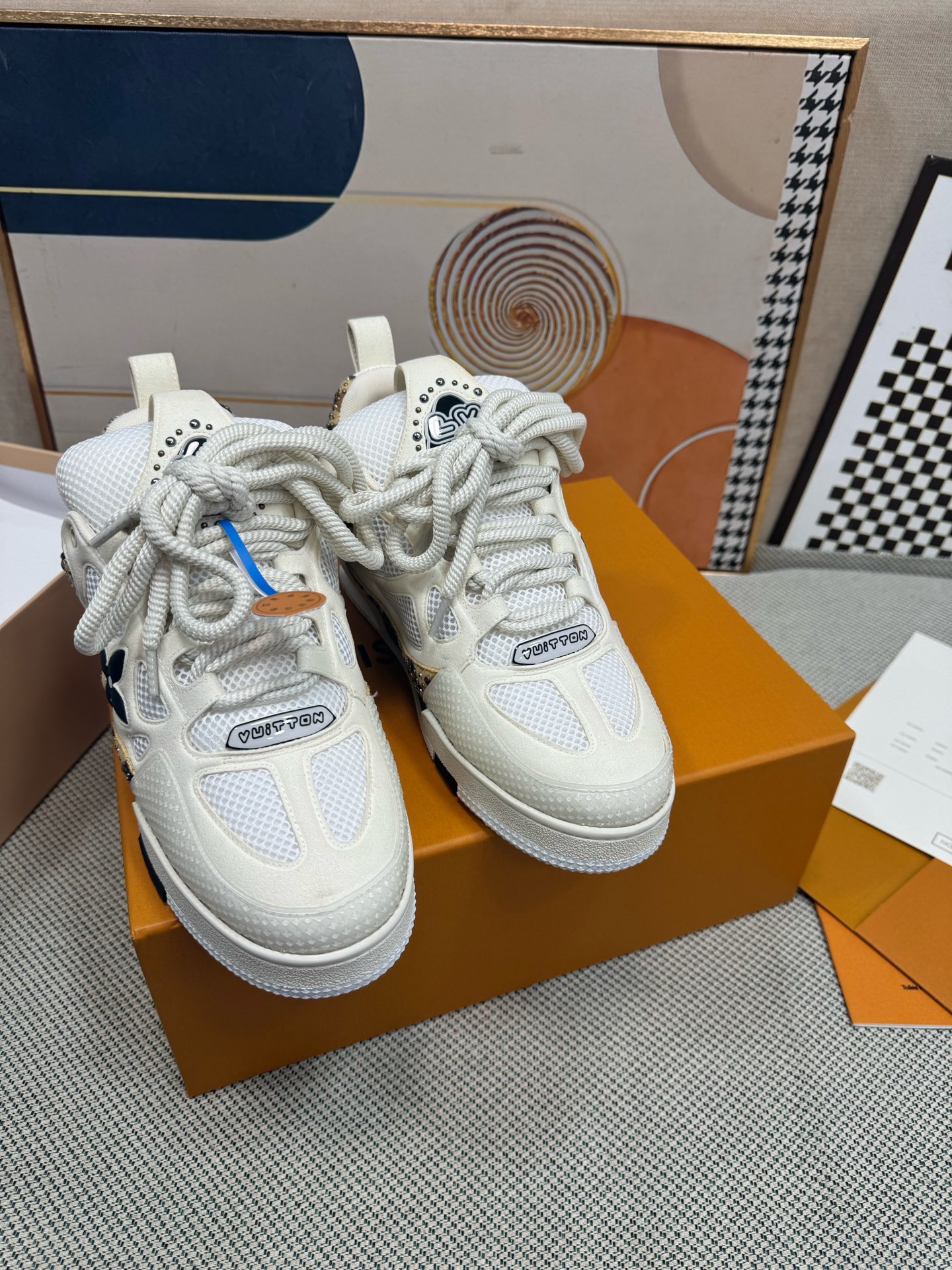 NO:235875,Bread shoes Upgraded version LV-Louis Vuitton PK market version Couple model New catwalk basketball shoes Purchase quality Original 11 development replica!  !  Very comfortable on the foot, fine workmanship. The upper is spliced ​​by calfskin imported from Italy, with brand LOGO logo and signature on the sides. The imported breathable mesh inner lining is very comfortable for the feet. Original special supply of original two-color TPU mold-absorbing sole. Packing technology Goodyear sewing locking size women's model 35-40 men's model 39-44 standard size (38 45 46 4730 custom made, casual shoes/sports shoes, louis vuitton, louis vuitton, sneakers, cowhide19860909面包鞋 升级版 LV-路易-威登 PK市场一切版本 情侣款 走秀新款 篮球板鞋 代购品质 原版11开发复刻！！上脚非常舒适 做工精细 鞋面由意大利进口小牛皮拼接,侧边饰有品牌LOGO标志及签名,进口了透气网布内里,脚感超舒适.原厂特供原版双色TPU吸模大底.套包工艺 固特异缝合锁边 size女款35-40  男款39-44标准码（38 45 46 4730定做不退,休闲鞋/运动鞋,louis vuitton,louis vuitton,sneakers,cowhide,Women's Shoes