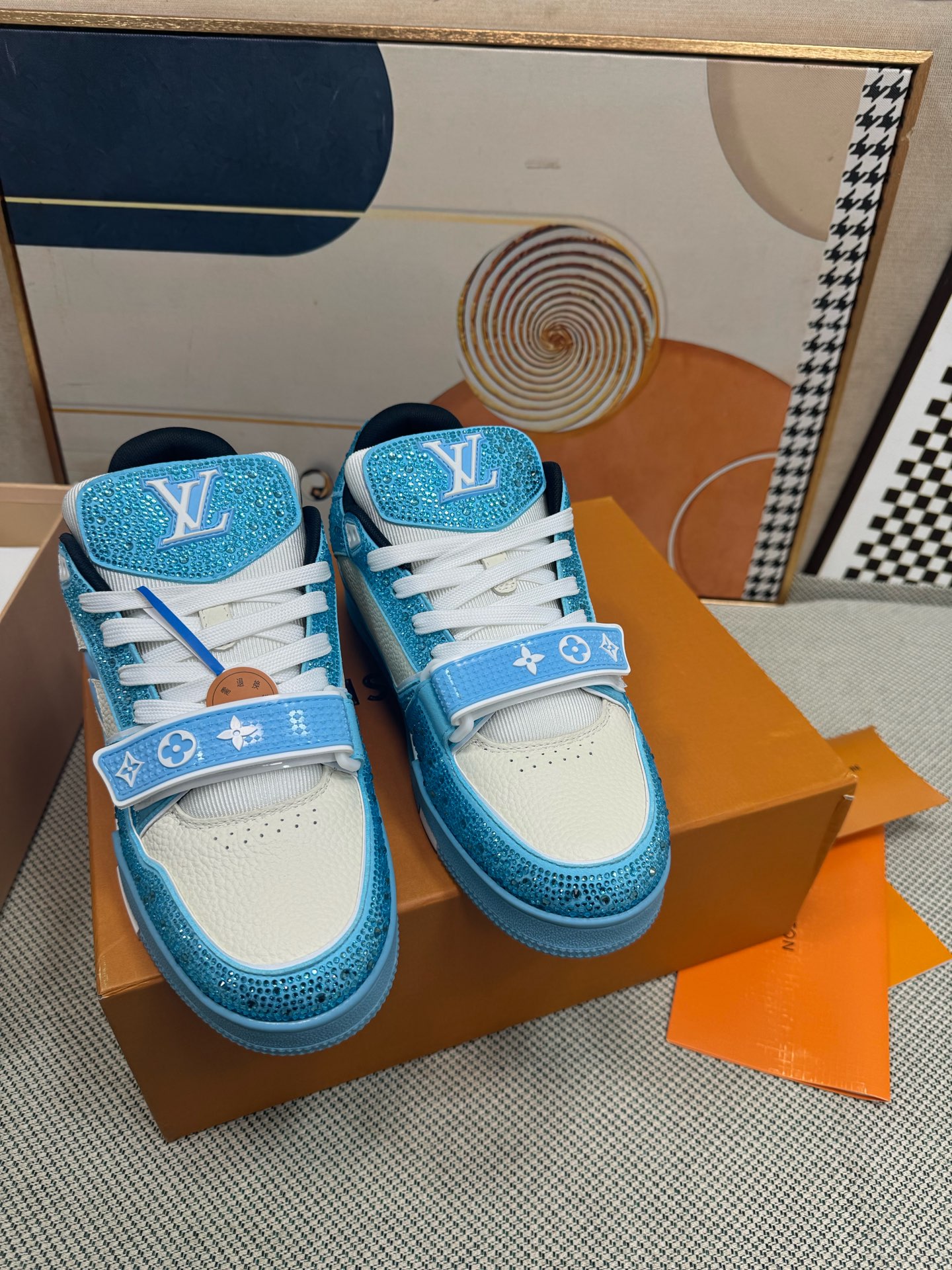 NO:235874,Top version Bread diamond shoes couple style Louis*Vuitto* LV Trainer Sports European purchasing agent 1W RMB purchase, took one month to unveil and develop, the sole and fabric private mold, the upper has been scrapped, and it was perfectly adjusted to the original version, which is a perfect fit, a comfortable one that has been exhausted since the arrival of Vifgil. This series designed since the arrival of Vifgil has been favored by many fans every quarter, and it is more personalized with different fashions. Private model luxury Luo Shiqi rhinestones TPU original outsole Original packaging Size: Women's model 35-40 Men's model 39-45 (38 custom-made, non-return and exchange), casual shoes/sports shoes, manolo blahnik, louis vuitton, louis vuitton, sneakers19860909顶级版本 面包钻鞋情侣款 Louis*Vuitto* LV Trainer 运动欧洲代购1W RMB购入 历时一个月爆拆开发 大底和面料私模 鞋面更是报废了三套模具 才完美调整至原版一致较果 绝对下血本费心思的一款舒适 自Vifgil到来之后而设计的这一系列 每一季度都深受众多粉丝的青睐 搭配不同的时尚更显个性哦 私模奢华洛施奇水钻 TPU原版大底 原版包装 码数: 女款35-40  男39-45（38定做不退换）,休闲鞋/运动鞋,manolo blahnik,louis vuitton,louis vuitton,sneakers,Women's Shoes