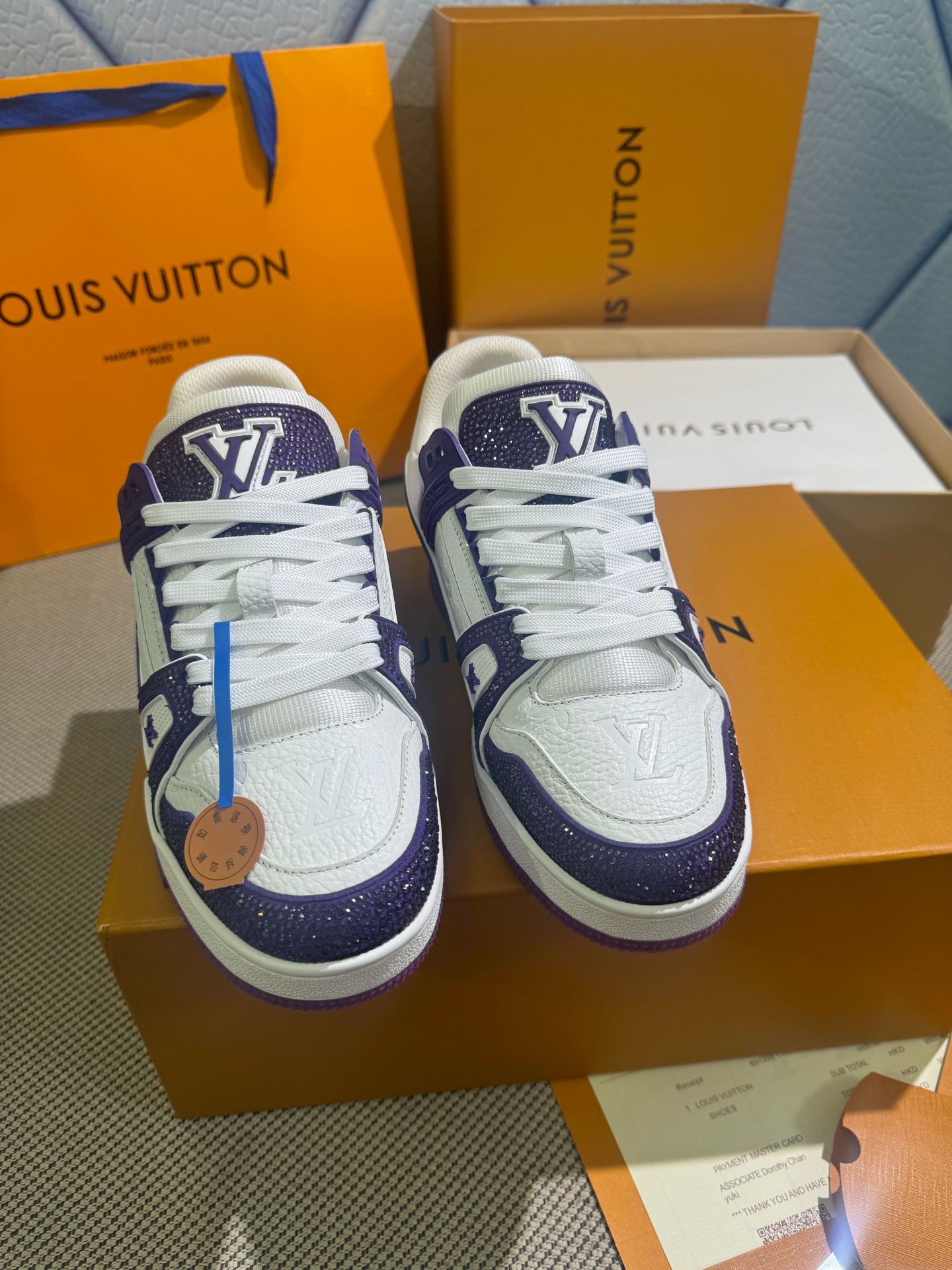 NO:234423,Top version Bread diamond shoes couple style Louis*Vuitto* LV Trainer Sports European purchasing agent 1W RMB purchase, took one month to unveil and develop, the sole and fabric private mold, the upper has been scrapped, and it was perfectly adjusted to the original version, which is definitely more fruitful, a comfortable one that has been designed since the arrival of Vifgil, which has been favored by many fans every quarter, and it is more personalized with different fashions. Private model luxury Luo Shiqi rhinestones TPU original outsole Original packaging Size: Women's model 35-40 Men's 39-45 (38 46, customized, non-return), casual shoes/sports shoes, manolo blahnik, louis vuitton, louis vuitton, sneakers19860909顶级版本 面包钻鞋情侣款 Louis*Vuitto* LV Trainer 运动欧洲代购1W RMB购入 历时一个月爆拆开发 大底和面料私模 鞋面更是报废了三套模具 才完美调整至原版一致较果 绝对下血本费心思的一款舒适 自Vifgil到来之后而设计的这一系列 每一季度都深受众多粉丝的青睐 搭配不同的时尚更显个性哦 私模奢华洛施奇水钻 TPU原版大底 原版包装 码数: 女款35-40  男39-45（38 46,定做不退换）,休闲鞋/运动鞋,manolo blahnik,louis vuitton,louis vuitton,sneakers,Women's Shoes