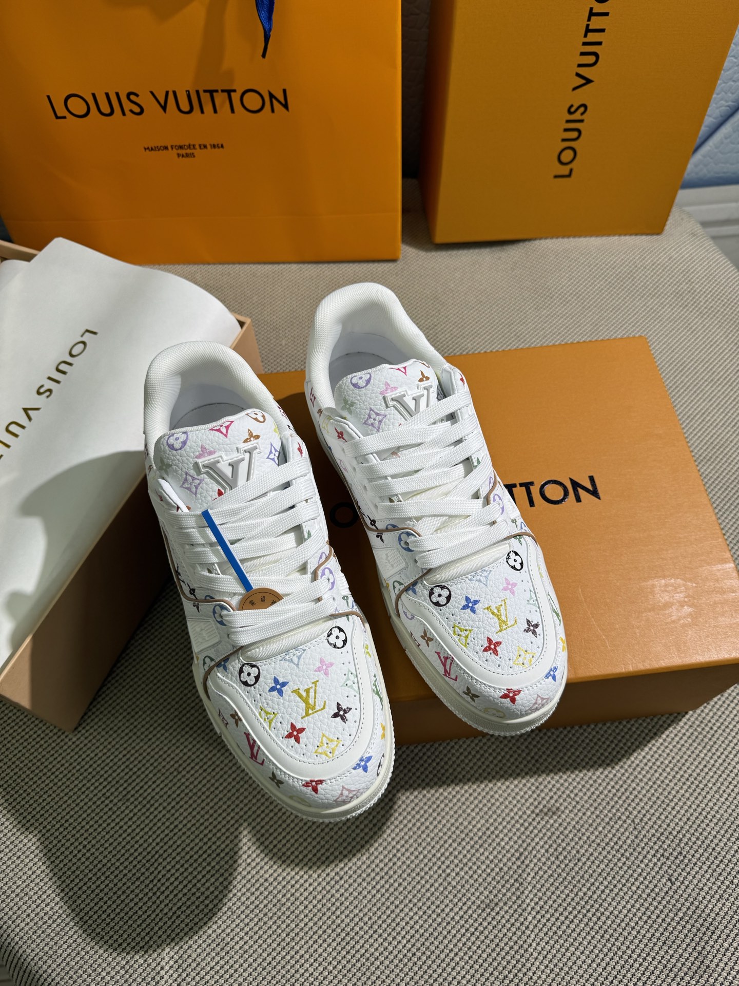 NO:231130,LV-Trainer Louis Vuitton K market all versions Couple model Show new style Basketball shoes Purchase quality Original 11 development replica!  !  Very comfortable on the foot, fine workmanship. The upper is spliced ​​by calfskin imported from Italy, with brand logo and signature on the sides. The imported breathable mesh inner lining is very comfortable for the feet. Original special supply of original two-color TU mold-absorbing sole. Packing technology Goodyear sewn locking size women's model 35-40 men's model 39-45 standard size (38 46 custom made without return or replacement), casual shoes/sports shoes, louis vuitton, louis vuitton, sneakers, cowhide19860909LV-Trainer路易-威登 K市场一切版本 情侣款 走秀新款 篮球板鞋 代购品质 原版11开发复刻！！上脚非常舒适 做工精细 鞋面由意大利进口小牛皮拼接,侧边饰有品牌LOGO标志及签名,进口了透气网布内里,脚感超舒适.原厂特供原版双色TU吸模大底.套包工艺 固特异缝合锁边 size女款35-40  男款39-45标准码（38 46 定做不退不换）,休闲鞋/运动鞋,louis vuitton,louis vuitton,sneakers,cowhide,Women's Shoes