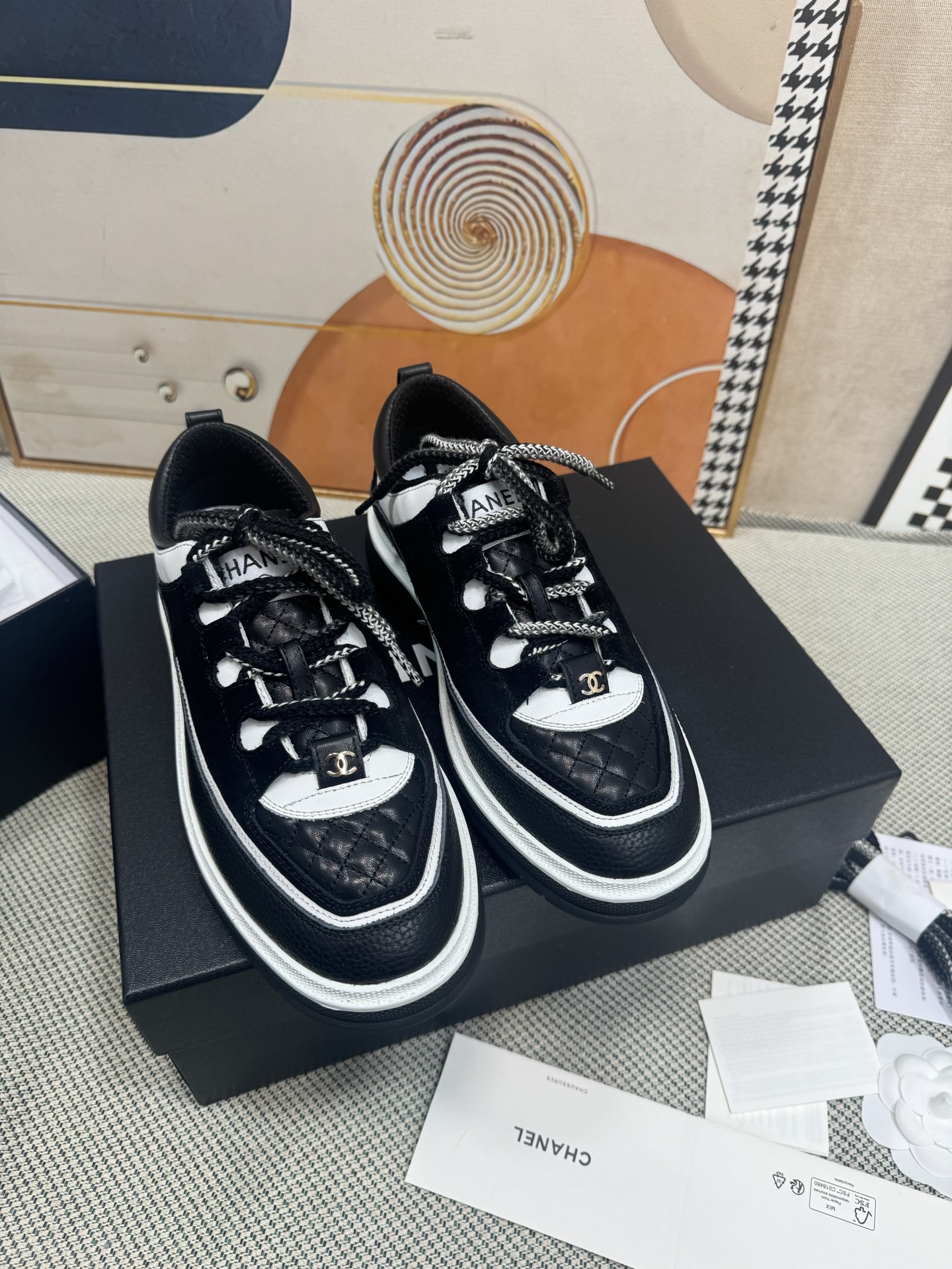 NO:235873,Chanel Chanel counter top casual sneakers This classic design; the upper has a variety of craftsmanship styles; the sole is fashionable and sporty; it is an extraordinary variety of color matching elements... The diversified mix and match is very beautiful and versatile, casual, fashionable, sports, and outdoors can be taken into account... Go material The upper is made of original imported cowhide The inner part is made of original imported breathable sheepskin outsole based on original TPU outsole The counter is made of high-quality packaging for women 35–41 (40.41 not returned or replaced, casual shoes/sports shoes, chanel, chanel, sneakers, cowhide, sheepskin19860909Chanel香奈儿专柜顶级休闲款运动鞋 这款经典设计；鞋面多种工艺的风格；大底却时尚运动；不平凡的拥入了多种配色元素…… 多元化混搭非常好看百搭,休闲,时尚,运动,户外都能兼顾…… Go 材料 鞋面采用 原版进口牛皮 内里采用 原版进口透气羊皮 大底根据 原版TPU大底 专柜精品包装全套女35–41（40.41不退不换,休闲鞋/运动鞋,chanel,chanel,sneakers,cowhide,sheepskin,Women's Shoes