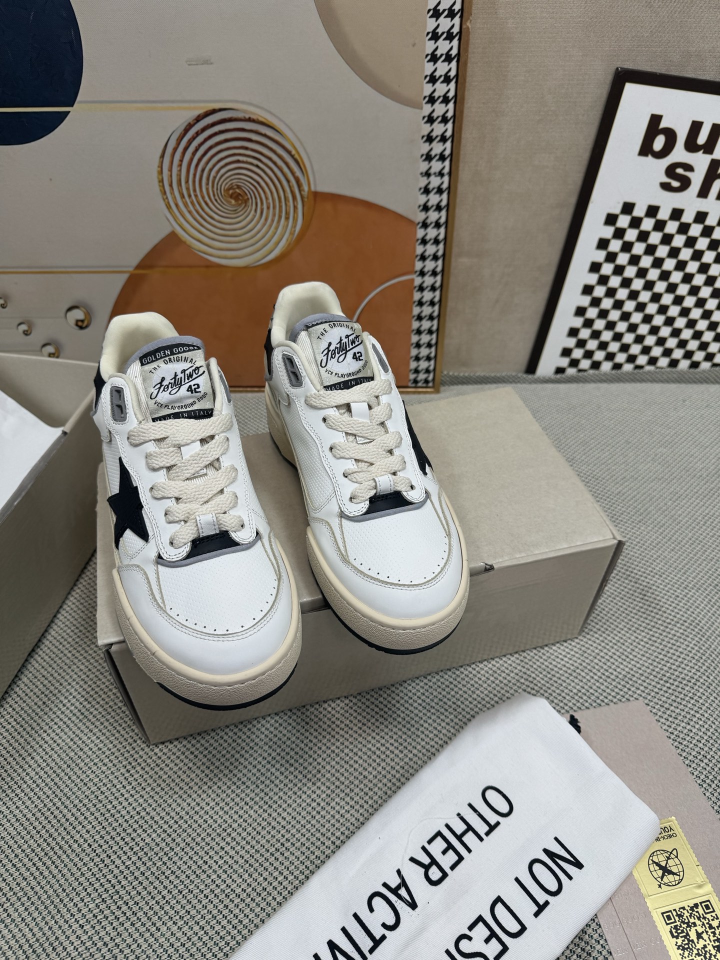 NO:234433,Top version GGDB Forty 2 new thick-soled sneakers, retro dirty shoes... Simple, fashionable, casual and versatile, couples can be used to match skirts/pants and sports and daily life, casual shoes series comfortable to put on the feet, leather splicing fabric, original mold opening 4cm thick TPU sole... 35-39 (40 customization without return and exchange), casual shoes/sneakers, skirts19860909顶级版本GGDB Forty 2 新款厚底运动鞋,复古脏脏鞋…… 简约时尚随性百搭,情侣款搭配裙子/裤子运动与日常都能兼顾,休闲鞋系列上脚舒适 皮革拼接面料,原版开模4cm厚TPU大底…… 35—39（ 40定制不退换）,休闲鞋/运动鞋,sneakers,skirts,Women's Shoes