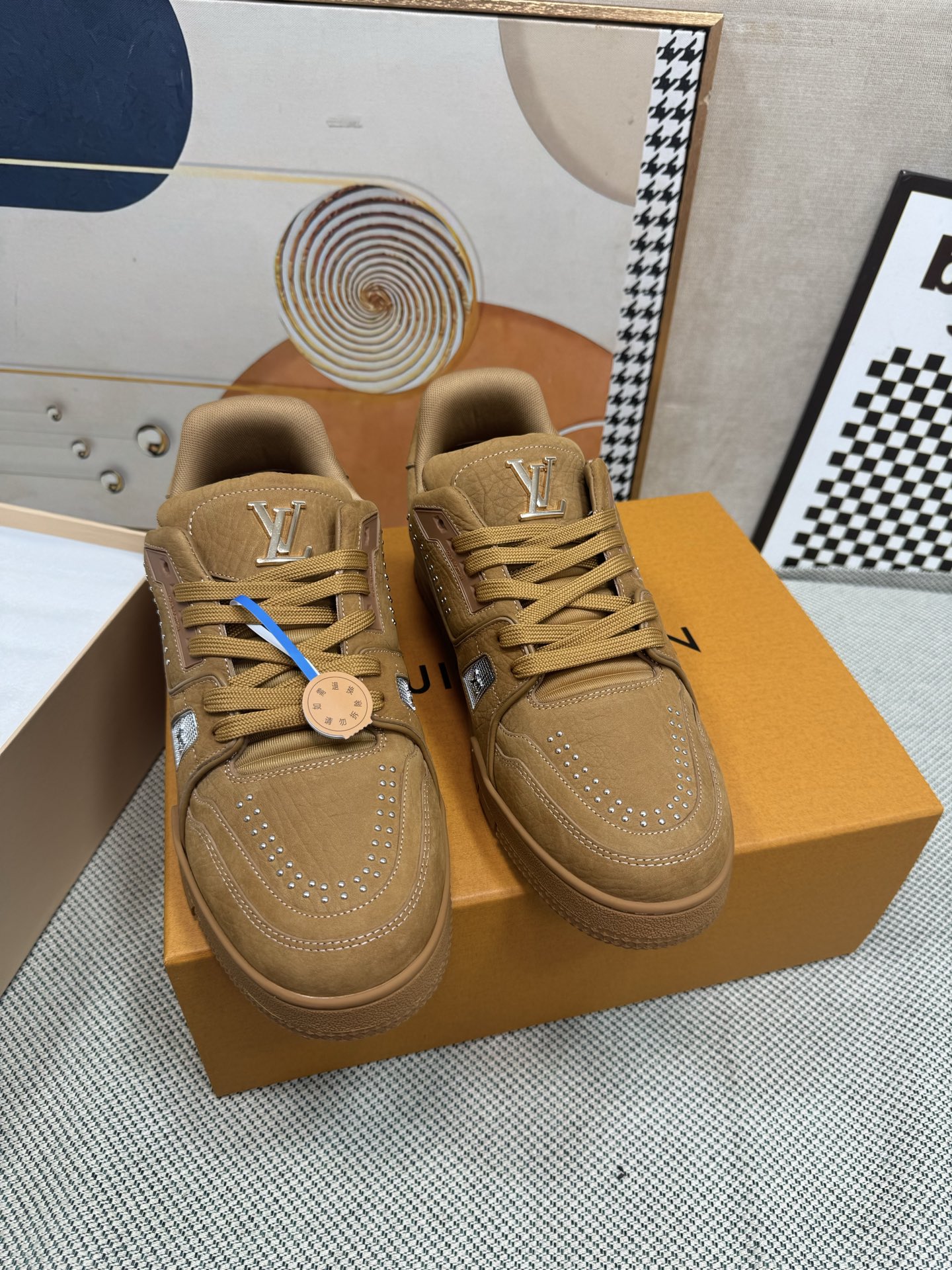 NO:231126,LV-Trainer Louis Vuitton K market all versions Couple model Show new style Basketball shoes Purchase quality Original 11 development replica!  !  Very comfortable on the foot, fine workmanship. The upper is spliced ​​by calfskin imported from Italy, with brand logo and signature on the sides. The imported breathable mesh inner lining is very comfortable for the feet. Original special supply of original two-color TU mold-absorbing sole. Packing technology Goodyear sewn locking size women's model 35-40 men's model 39-45 standard size (38 46 custom made without return or replacement), casual shoes/sports shoes, louis vuitton, louis vuitton, sneakers, cowhide19860909LV-Trainer路易-威登 K市场一切版本 情侣款 走秀新款 篮球板鞋 代购品质 原版11开发复刻！！上脚非常舒适 做工精细 鞋面由意大利进口小牛皮拼接,侧边饰有品牌LOGO标志及签名,进口了透气网布内里,脚感超舒适.原厂特供原版双色TU吸模大底.套包工艺 固特异缝合锁边 size女款35-40  男款39-45标准码（38 46 定做不退不换）,休闲鞋/运动鞋,louis vuitton,louis vuitton,sneakers,cowhide,Women's Shoes