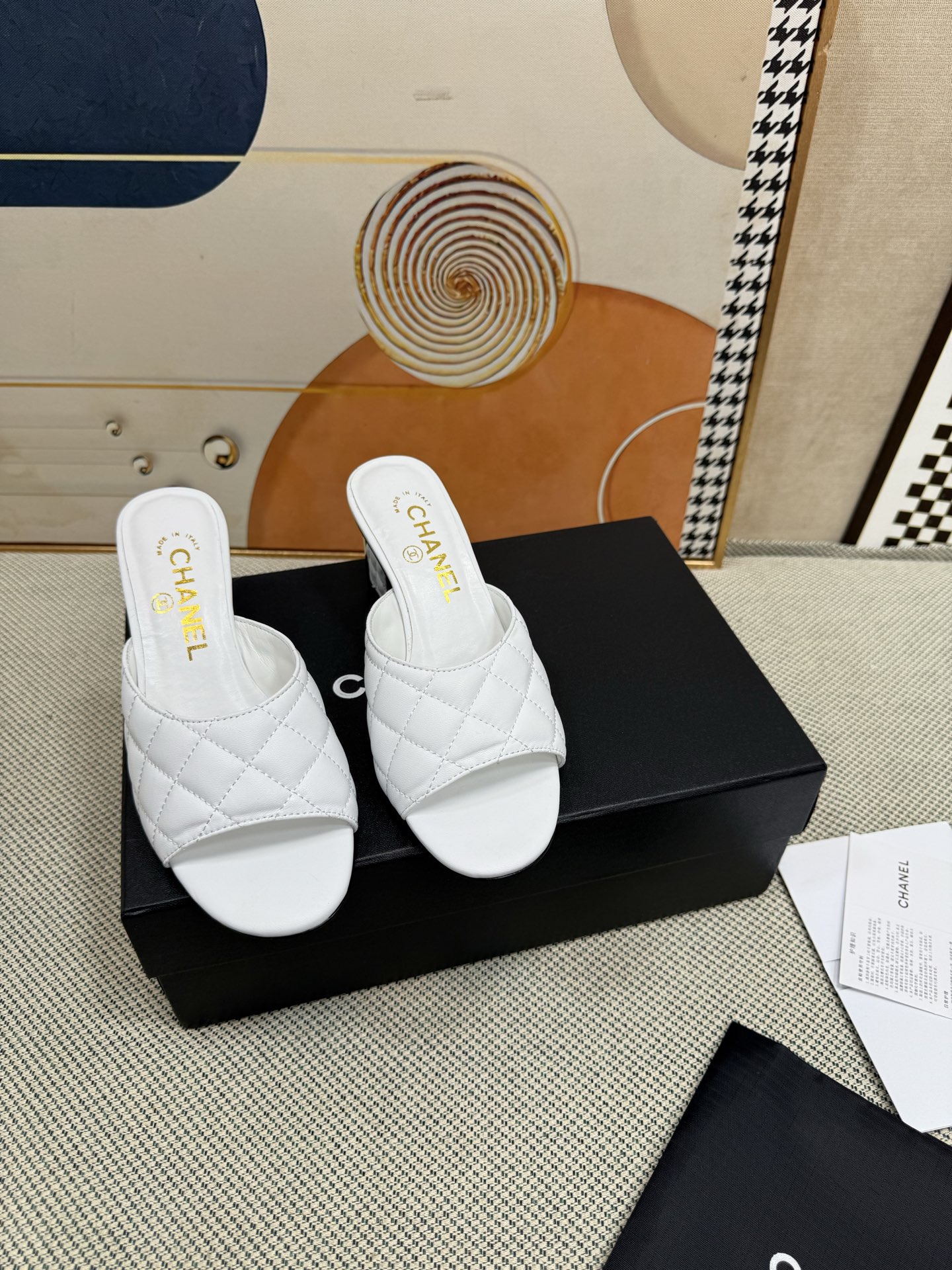 NO:234421,Top version Chanel Xiaoxiang classic catwalk style. Whether it is logo, pearl embellishment or splicing material, it is full of retro meaning, and it also shows the elegant charm of women. 1 upper original lambskin 2 footbed cowhide 3 heel metal 4 sole genuine leather outsole 5 heels high 5.5 size 35-40 (34, 40, 41, 42 customized. Leather outsole, high heels, cowhide, sheepskin, Leather soles19860909顶级版本Chanel 小香经典走秀款 无论logo还是珍珠点缀抑或拼接材质都充满复古的意味,又展现了女性优雅的魅力, 1鞋面原版小羊皮 2垫脚牛皮 3后跟金属 4鞋底真皮大底 5跟高5.5 size 35-40（34,40,41,42定做的.真皮大底,高跟鞋,chanel,high heels,cowhide,sheepskin,Leather soles,Women's Shoes