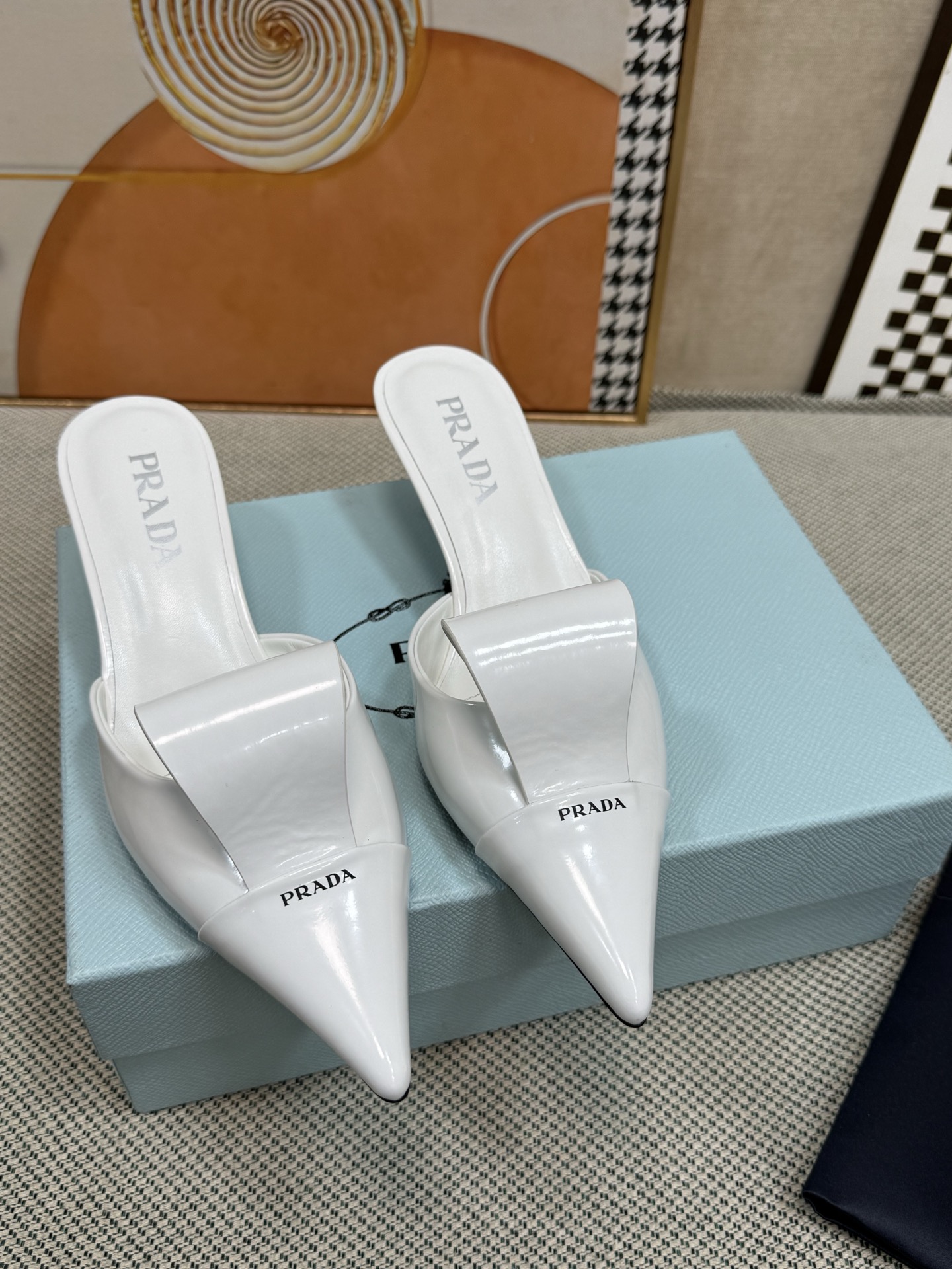 NO:234418,Purchase quality PRADA Spring and Summer new original replica, strength is coming!  ————————————————————— The same sandals as popular superstar Jin Chen, fashionable and versatile nice items, Italian counter purchasing original shoes, 1 to 1 replica of the original flavor. This year's theme is not defined through simplicity and simplicity, from thick-soled sneakers to serrated short boots to cat heels, and it is full of momentum... The combination of gentleness and handsomeness is the finishing touch of a little woman. The top-quality high mercerized silk fabric and top-level open-edge beaded cowhide with the original 3D printed embroidery logo... The triangle mark feels the same as the original, wear-resistant tpu outsole, mixed-bred sheepskin inner breathable and comfortable, ads midsole. Heel height 4.5cm. On sale Size: 35-39 (40 customized) Original large box packaging accessories. Two styles   two fabrics, independently made.  All official colors can be made”, semi-drag, prada, prada, sandals, boots, sneakers, cowhide, sheepskin, real silk19860909代购品质 PRADA 普拉达春夏新款原版复刻 实力来袭！———————————————— 当红巨星金晨同款凉鞋,时髦百搭nice单品,意大利专柜代购原版鞋开发,1比1照足原味复刻.今年的主题就是不被定义 通过简单简洁体现质感从厚底运动鞋到锯齿短靴再到的猫跟鞋 处处都流露着必爆气势…集温柔和帅气为一身 猫跟鞋就是小女人的点睛之笔 上等高丝光真丝面料和顶级开边珠牛皮搭配原版3D打印色刺绣logo…三角标触感凹凸感和原版一致,耐磨tpu大底 混种羊皮内里透气舒适 ads中底 . 跟高4.5cm. 现货发售 Size: 35-39（40订做） 原版大盒包装配件. 两种款式 两种面料,独立制作. 官方所有颜色均可制作”,半拖,prada,prada,sandals,boots,sneakers,cowhide,sheepskin,real silk,Women's Shoes