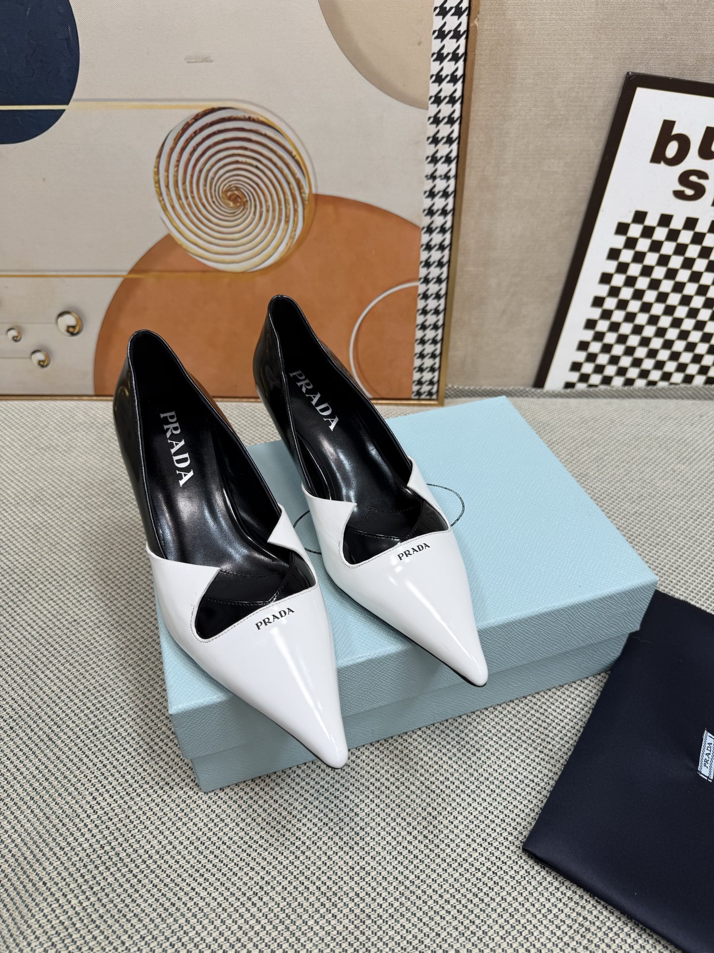 NO:234415,Purchase quality PRADA Spring and Summer new original replica, strength is coming!  ———————————————————— The same sandals as popular superstar Jin Chen, fashionable and versatile nice items, Italian counter purchasing original shoes, 1 to 1 replica of the original flavor. This year's theme is not defined through simplicity and simplicity, from thick-soled sneakers to serrated short boots to cat heels, exuding a momentum everywhere... The combination of gentleness and handsomeness is the finishing touch of a little woman. The top-quality high mercerized silk fabric and top-level open-edge beaded cowhide with the original 3D printed embroidery logo... The triangle mark feels the same as the original, and the mixed-bred sheepskin is breathable and comfortable inside, ads midsole. Heel height is 4.5cm. On sale in stock Size: 35-39 (40 customized) Original large box packaging accessories. Two styles   two fabrics, independently made.  Officially all colors can be made”, high heels, prada, prada, sandals, boots, high heels, sneakers, cowhide, sheepskin, real silk19860909代购品质 PRADA 普拉达春夏新款原版复刻 实力来袭！———————————————— 当红巨星金晨同款凉鞋,时髦百搭nice单品,意大利专柜代购原版鞋开发,1比1照足原味复刻.今年的主题就是不被定义 通过简单简洁体现质感从厚底运动鞋到锯齿短靴再到的猫跟鞋 处处都流露着必爆气势…集温柔和帅气为一身 猫跟鞋就是小女人的点睛之笔 上等高丝光真丝面料和顶级开边珠牛皮搭配原版3D打印色刺绣logo…三角标触感凹凸感和原版一致,混种羊皮内里透气舒适 ads中底 . 跟高4.5cm. 现货发售 Size: 35-39（40订做） 原版大盒包装配件. 两种款式 两种面料,独立制作. 官方所有颜色均可制作”,高跟鞋,prada,prada,sandals,boots,high heels,sneakers,cowhide,sheepskin,real silk,Women's Shoes