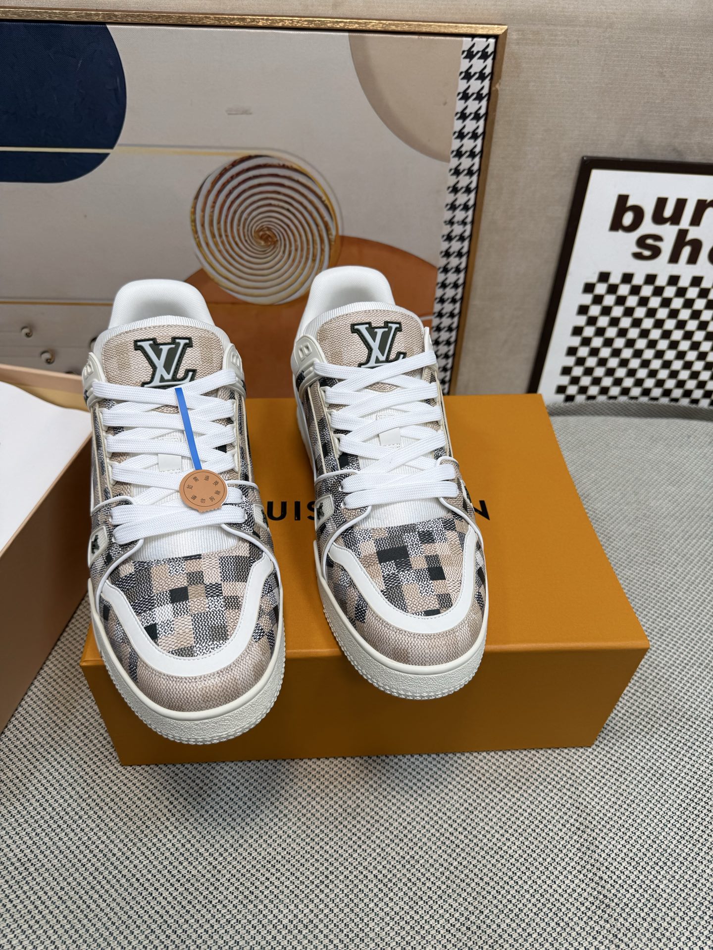 NO:234435,LV-Trainer Louis Vuitton PK market all versions Couple model Show new style Basketball shoes Purchase quality Original 11 development replica!  !  Very comfortable to put on the foot, fine workmanship. The upper is spliced ​​by calfskin imported from Italy, with brand logo and signature on the sides. The imported breathable mesh inner lining is very comfortable. Original special supply of original two-color TPU mold-absorbing sole. Packing technology Goodyear sewing locking size women's model 35-40 men's model 39-45 standard size (38 46 4730 custom made without return or replacement), casual shoes/sports shoes, louis vuitton, louis vuitton, sneakers, cowhide19860909LV-Trainer路易-威登 PK市场一切版本 情侣款 走秀新款 篮球板鞋 代购品质 原版11开发复刻！！上脚非常舒适 做工精细 鞋面由意大利进口小牛皮拼接,侧边饰有品牌LOGO标志及签名,进口了透气网布内里,脚感超舒适.原厂特供原版双色TPU吸模大底.套包工艺 固特异缝合锁边 size女款35-40  男款39-45标准码（38 46 4730定做不退不换）,休闲鞋/运动鞋,louis vuitton,louis vuitton,sneakers,cowhide,Women's Shoes