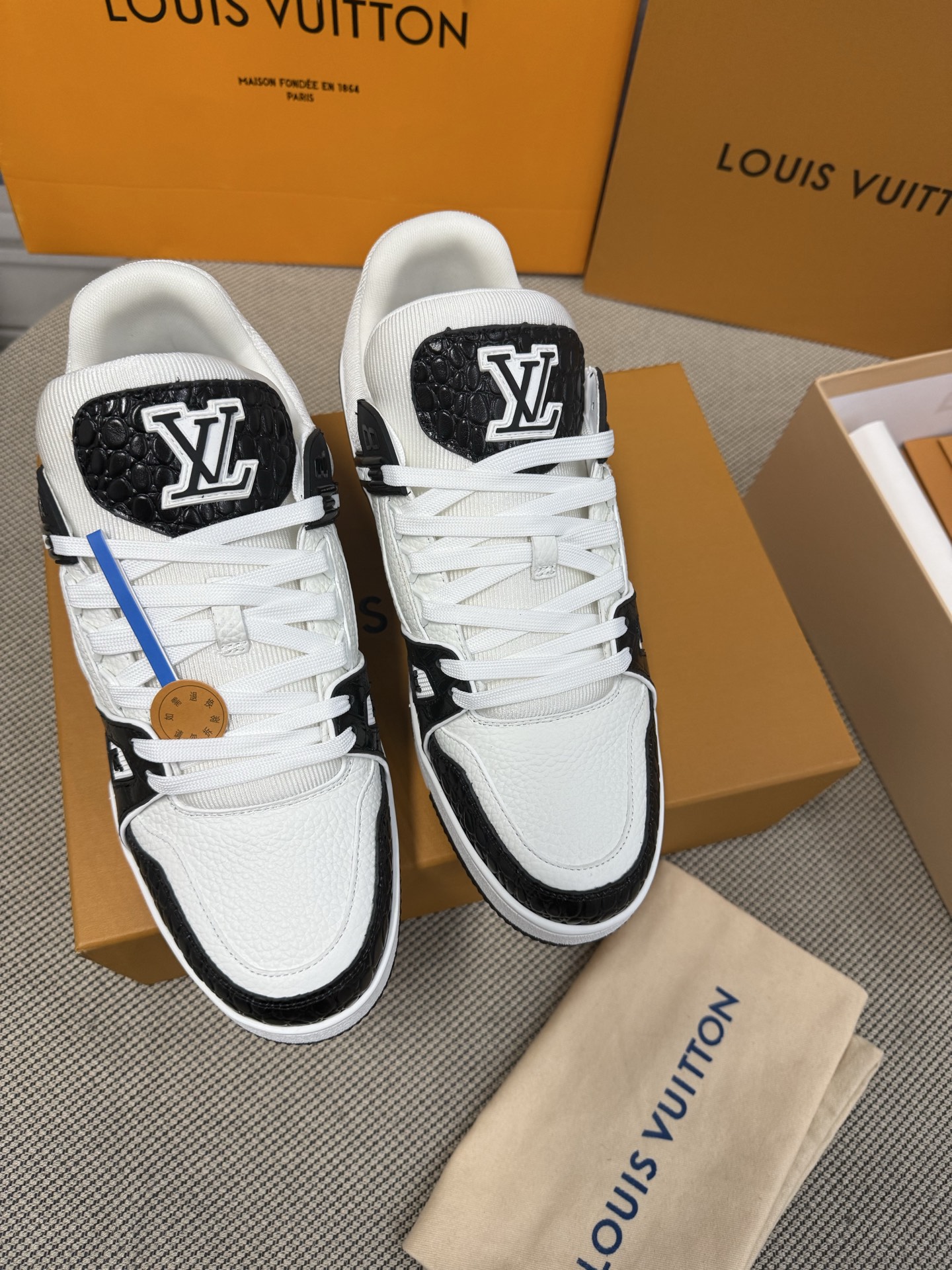 NO:234432,LV-Trainer Louis Vuitton PK market all versions Couple model Show new style Basketball shoes Purchase quality Original 11 development replica!  !  Very comfortable on the foot, fine workmanship. The upper is spliced ​​by calfskin imported from Italy, with brand logo and signature on the sides. The imported breathable mesh inner lining is very comfortable for the feet. Original special supply of original two-color TPU mold-absorbing sole. Packing technology Goodyear sewing locking size women's model 35-40 men's model 39-45 standard size (38 customized, no return or replacement), casual shoes/sports shoes, louis vuitton, louis vuitton, sneakers, cowhide19860909LV-Trainer路易-威登 PK市场一切版本 情侣款 走秀新款 篮球板鞋 代购品质 原版11开发复刻！！上脚非常舒适 做工精细 鞋面由意大利进口小牛皮拼接,侧边饰有品牌LOGO标志及签名,进口了透气网布内里,脚感超舒适.原厂特供原版双色TPU吸模大底.套包工艺 固特异缝合锁边 size女款35-40  男款39-45标准码（38 定做不退不换）,休闲鞋/运动鞋,louis vuitton,louis vuitton,sneakers,cowhide,Women's Shoes