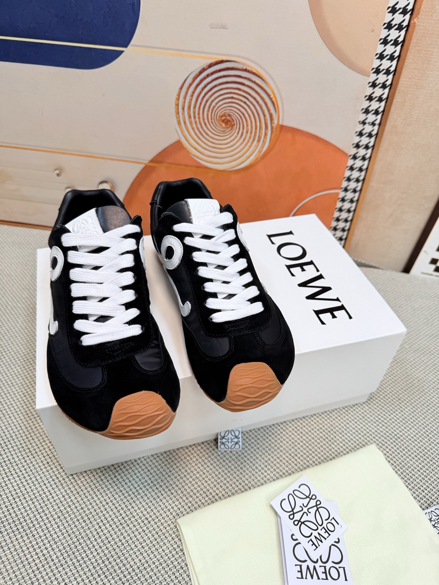 NO:235876,Top version of couples Loewe new big-headed sneakers Ballet Runner 2.0 ballet Forrest Gump shoes Curved toe, wide soles. Soft deep V rear tail bag, easy to wear on the feet. Simple and neat low-top shoe style, with the first letter of the brand logo on the side. Upper imported cow velvet/calfskin/wind coat cloth Original custom abrasive outsole Original box packaging Women 35-40 Men 39-45 (46 Notes 47 Customized non-return and exchange), casual shoes/sports shoes, loewe, loewe, sneakers, cowhide19860909顶级版 情侣款 罗意威loewe新版大头运动鞋Ballet Runner2.0芭蕾阿甘鞋 弯曲的鞋头,宽面的脚掌 .柔软的深v的后尾包 ,上脚好穿 简约利落的低帮鞋型,侧面有品牌Logo的首字母 鞋面进口牛绒/小牛皮/风衣布 原版定制磨具大底 原盒包装 女35-40 男39-45（46 注47定制不退换）,休闲鞋/运动鞋,loewe,loewe,sneakers,cowhide,Women's Shoes