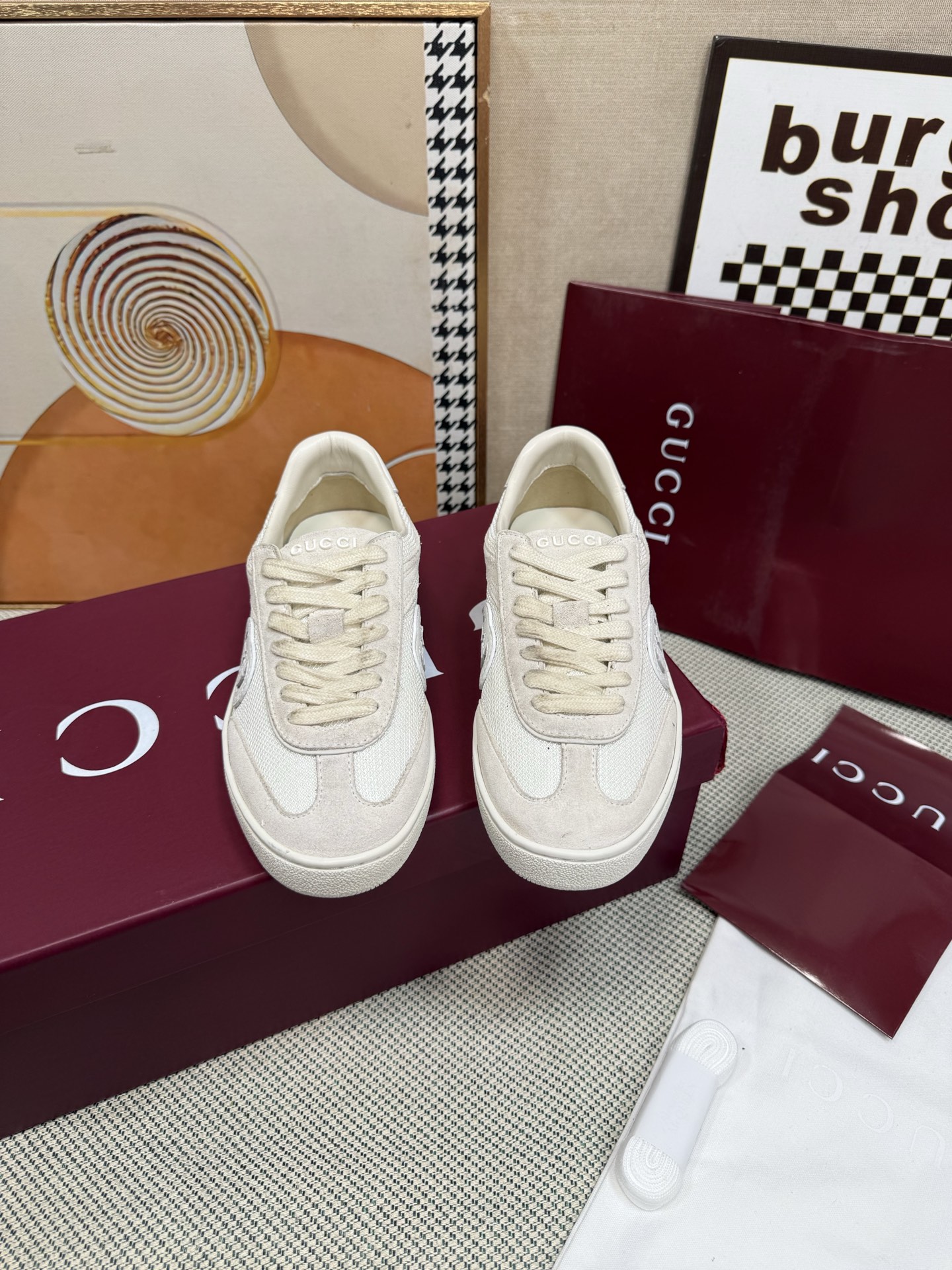 NO:722243,The hottest spring and summer new products of the season are Gucci retro G74 moral training shoes, the same model as Liu Xianhua. Full of retro feel, colorful contrasting colors. White leather = full-grain imported calf + imported mixed sheepskin. White = white special cotton mesh + imported high mercerized cowhide. Red brown = reddish brown special cotton mesh + imported high mercerized cowhide. Big red = red special cotton mesh + imported high mercerized cowhide. Black = black special cotton mesh + imported high mercerized cowhide. Dark blue.  =Dark blue special cotton mesh + imported high mercerized cow suede, imported hybrid sheepskin, women's size 35-40, men's size 39-44, casual shoes/sports shoes, gucci, sneakers, sheepskin19860909春夏新品当季爆款 Gucci复古G74德训鞋 刘宪华同款 满满的复古感,七彩撞色 白皮 =全粒面进口小牛+进口混种羊皮 白色 =白色特殊棉网+进口高丝光牛反绒 红棕=红棕色特殊棉网+进口高丝光牛反绒 大红 =红色特殊棉网+进口高丝光牛反绒 黑色 =黑色特殊棉网+进口高丝光牛反绒 深蓝 =深蓝特殊棉网+进口高丝光牛反绒 里里进口混种羊皮 女码35-40 男码39-44,休闲鞋/运动鞋,gucci,sneakers,sheepskin,Women's Shoes