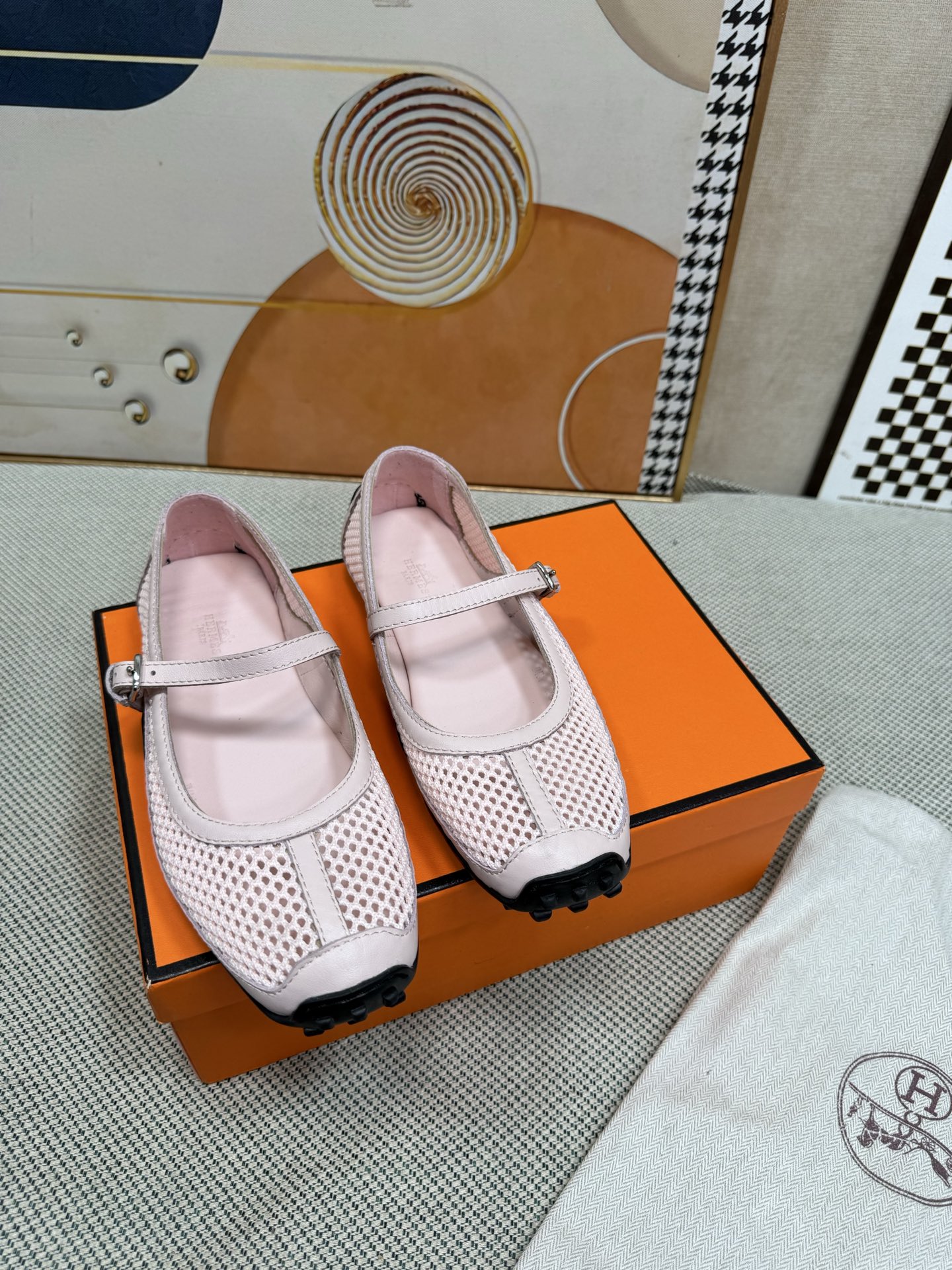 NO:231454,Herms Hermès Top version Original 11 development New loafers It can be said that this is the youngest H-buckle with tassels. The counter is bought at first sight. It looks invincible and delicate, and it is particularly delicate to modify the foot shape. It is very comfortable to wear. The fabric is imported high mercerized suede. The inner imported mixed-bred sheepskin sheepskin footbed. The original Italian leather outsole. Size: 35-40 (41 42 customized without return or exchange), loafers, hermes, hermes, loafers, sheepskin, chamois leather, Leather soles19860909Herms 爱马仕 顶级版本 原版11开发 新款乐福鞋 可以说这是H家最年轻的 H扣配流苏 专柜第一眼看见就入手,上脚无敌好看,特别秀气修饰脚型.上脚很舒服 面料进口高丝光麂皮 内里进口混种羊皮里羊皮垫脚 大底原版意大利真皮大底 码数: 35-40（41 42定制不退换）,乐福鞋,hermes,hermes,loafers,sheepskin,chamois leather,Leather soles,Women's Shoes