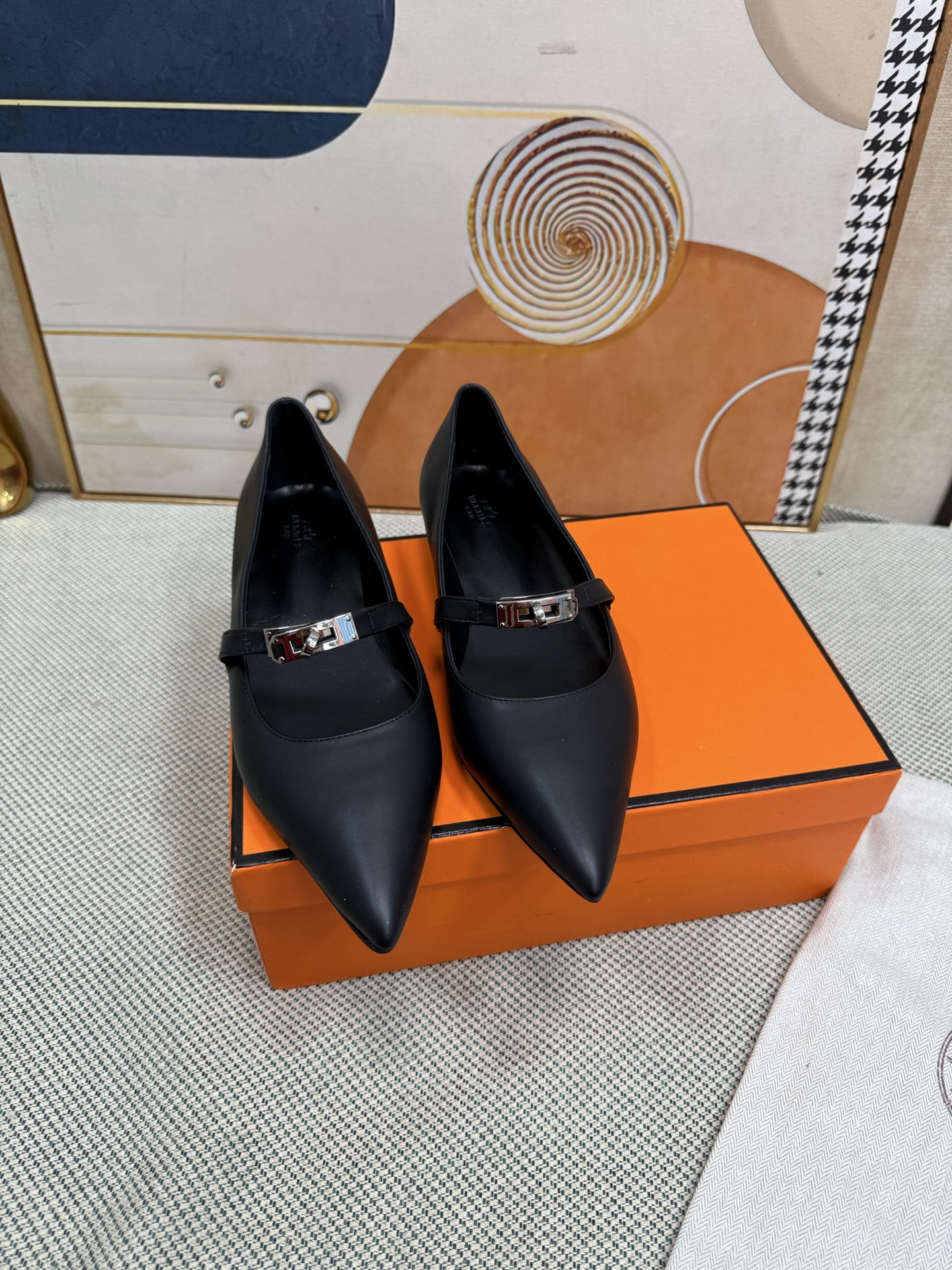 NO:265351,Herms Hermès Top version Original 11 development New loafers It can be said that this is the youngest H-buckle with tassels. The counter is bought at first sight. It looks invincible and delicate, and it is particularly delicate and modified with the foot shape. It is very comfortable to wear. The fabric is imported high mercerized suede. The inner imported mixed-bred sheepskin sheepskin footbed. The original Italian leather outsole. Size: 35-40 (41 42 customized without return or exchange), high heels, hermes, hermes, loafers, high heels, sheepskin, chamois leather, Leather soles19860909Herms 爱马仕 顶级版本 原版11开发 新款乐福鞋 可以说这是H家最年轻的 H扣配流苏 专柜第一眼看见就入手,上脚无敌好看,特别秀气修饰脚型.上脚很舒服 面料进口高丝光麂皮 内里进口混种羊皮里羊皮垫脚 大底原版意大利真皮大底 码数: 35-40（41 42定制不退换）,高跟鞋单鞋,hermes,hermes,loafers,high heels,sheepskin,chamois leather,Leather soles,Women's Shoes