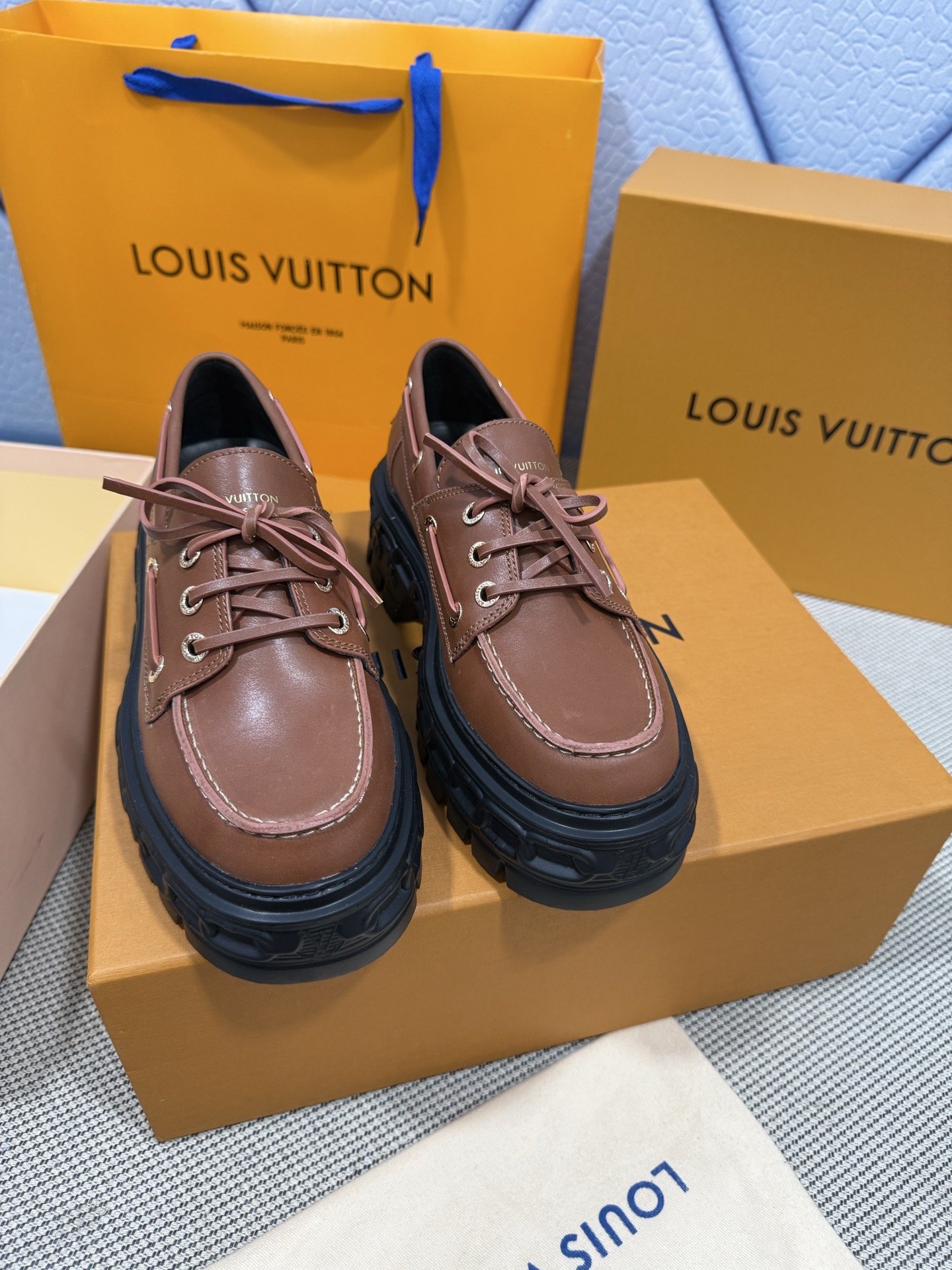 NO:265348,Louis Vuitton Spring and Summer LV Louis Vuitton autumn and winter new retro thick-soled shoes series loafers are cute and age-reducing. They are not afraid of making their legs look short. When worn, they look thin and straight. They are super recommended!  Simple and easy to match makes your legs look long!  Full texture, clear texture, shiny upper imported cowhide, outsole rubber outsole, size 35-39 (40.41. Customized, no return or replacement,), loafers, louis vuitton, louis vuitton, louis vuitton, louis vuitton, loafers, cowhide19860909代购级Louis Vuitton 春夏LV 路易威登秋冬新款复古厚底鞋系列 乐福鞋 可爱十足非常减龄,完全不害怕显腿短,穿上后显得腿又瘦又直,超级推荐！ 简约好搭超显腿长！质感满满,纹理清晰,有光泽 鞋面进口牛皮 大底橡胶大底 码数35-39(40.41.定制不退不换,）,乐福鞋,louis vuitton,louis vuitton,louis vuitton,loafers,cowhide,Women's Shoes