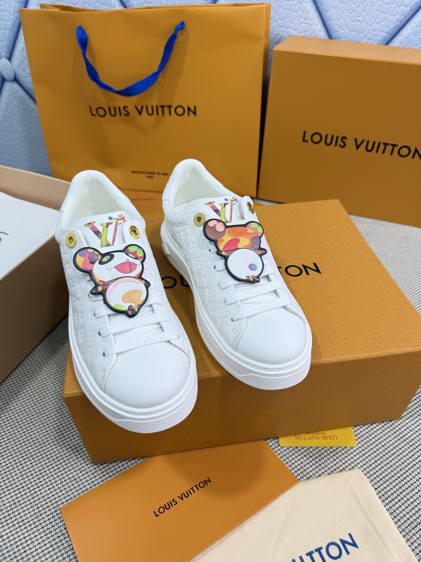 NO:239001,Louis* Vuitto* - Quality of purchasing agents. Wearing versatile and red, we are pushing new products with a limited edition on the official website!  Purchase the original version with 1:1 accurate reproduction, invincible details, full of sincerity, imported customized original material, 100% restoration of details, and you cannot achieve this effect without the original version!  lv The best women's shoes in the past years Don't miss it!  The upper adopts 5D printing technology, packing technology, Goodyear's edge locking method, fine workmanship, outsole TPU original sole, imported silk cowhide, inner cowhide lining/foot pad Size women's model 35-39 (40 41 customization, no return or replacement) Packaging original drawer box packaging, casual shoes/sports shoes, louis vuitton, louis vuitton, sneakers, cowhide19860909Loui* Vuitto*——代购品质 百搭穿红着力推新品,官网限定款！购入原版1:1精准复刻、细节很无敌、诚意满满、进口定制原版材质、细节百分百还原、没有原版是开不出这效果的！lv 历年来最好看的女鞋 千万不要错过！鞋面采用5D打印技术 套包工艺 固特异锁边做法 做工精细 大底TPU原版底 面料进口丝绸牛皮 内里牛皮里/垫脚 Size女款35-39（40 41定制不退不换） 包装原版抽屉盒包装,休闲鞋/运动鞋,louis vuitton,louis vuitton,sneakers,cowhide,Women's Shoes