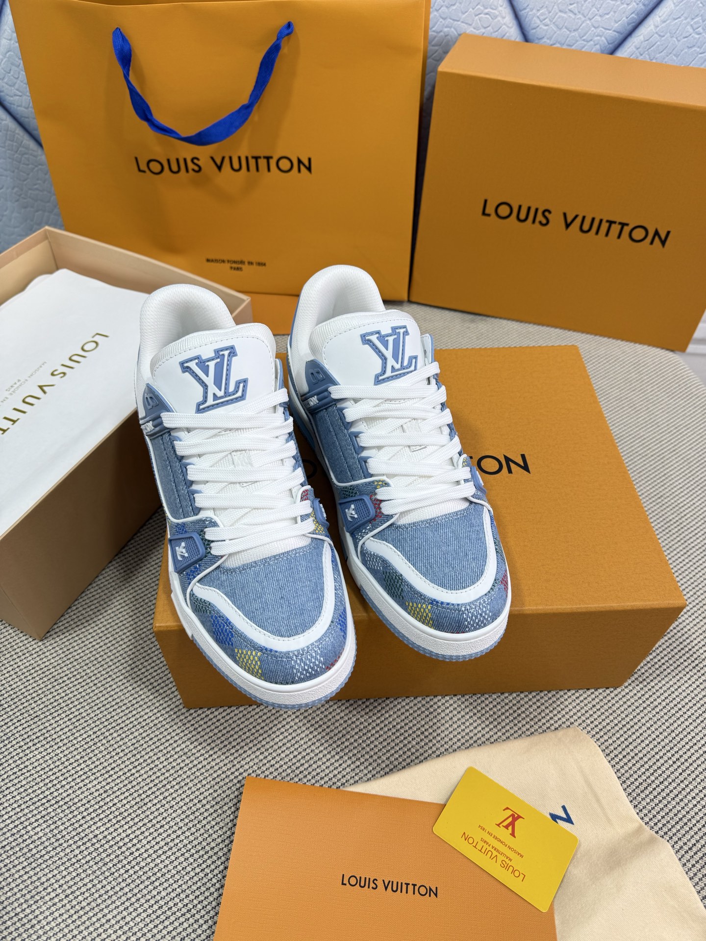 NO:239004,LV-Trainer Louis Vuitton PK market all versions Couple model Show new style Basketball shoes Purchase quality Original 11 development replica!  !  Very comfortable to put on the foot, fine workmanship. The upper is spliced ​​by calfskin imported from Italy, with brand logo and signature on the sides. The imported breathable mesh inner lining is very comfortable. Original special supply of original two-color TPU mold-absorbing sole. Packing technology Goodyear sewing locking size women's model 35-40 men's model 39-45 standard size (38 46 4730 custom made without return or replacement), casual shoes/sports shoes, louis vuitton, louis vuitton, sneakers, cowhide19860909LV-Trainer路易-威登 PK市场一切版本 情侣款 走秀新款 篮球板鞋 代购品质 原版11开发复刻！！上脚非常舒适 做工精细 鞋面由意大利进口小牛皮拼接,侧边饰有品牌LOGO标志及签名,进口了透气网布内里,脚感超舒适.原厂特供原版双色TPU吸模大底.套包工艺 固特异缝合锁边 size女款35-40  男款39-45标准码（38 46 4730定做不退不换）,休闲鞋/运动鞋,louis vuitton,louis vuitton,sneakers,cowhide,Women's Shoes
