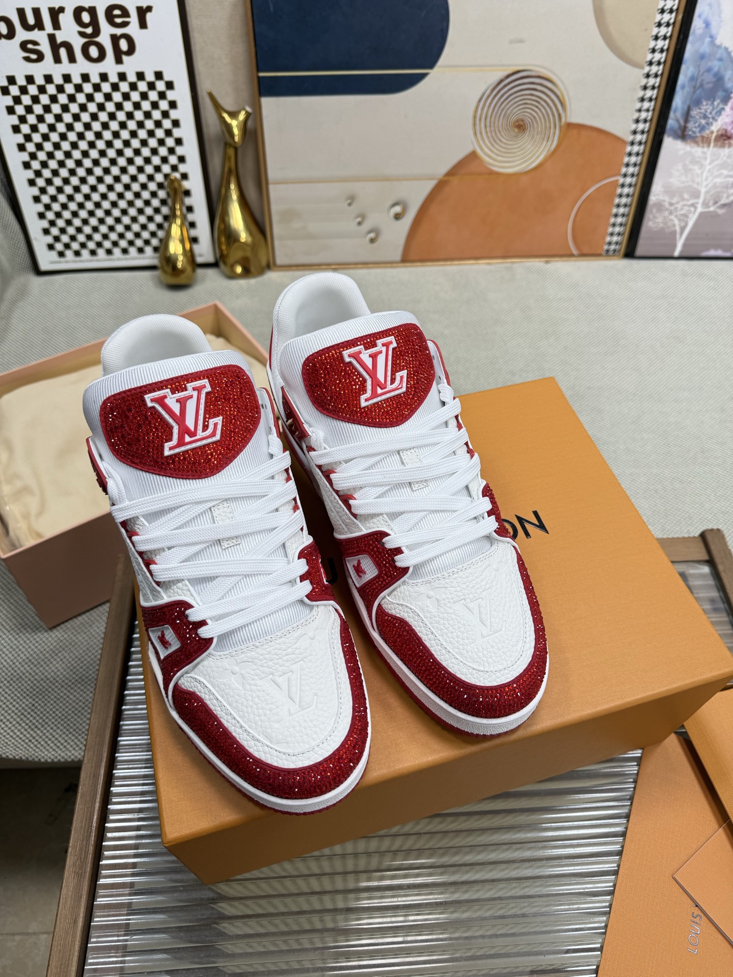 NO:239007,Top version Bread diamond shoes couple style Louis*Vuitto* LV Trainer Sports European purchasing agent 1W RMB purchase, took one month to unveil and develop, the sole and fabric private mold, the upper has been scrapped, and it was perfectly adjusted to the original version, which is definitely more fruitful, a comfortable one that has been designed since the arrival of Vifgil, which has been favored by many fans every quarter, and it is more personalized with different fashions. Private model luxury Luo Shiqi rhinestones TPU original outsole Original packaging Size: Women's model 35-40 Men's 39-45 (38 46, customized, non-return), casual shoes/sports shoes, manolo blahnik, louis vuitton, louis vuitton, sneakers19860909顶级版本 面包钻鞋情侣款 Louis*Vuitto* LV Trainer 运动欧洲代购1W RMB购入 历时一个月爆拆开发 大底和面料私模 鞋面更是报废了三套模具 才完美调整至原版一致较果 绝对下血本费心思的一款舒适 自Vifgil到来之后而设计的这一系列 每一季度都深受众多粉丝的青睐 搭配不同的时尚更显个性哦 私模奢华洛施奇水钻 TPU原版大底 原版包装 码数: 女款35-40  男39-45（38 46,定做不退换）,休闲鞋/运动鞋,manolo blahnik,louis vuitton,louis vuitton,sneakers,Women's Shoes