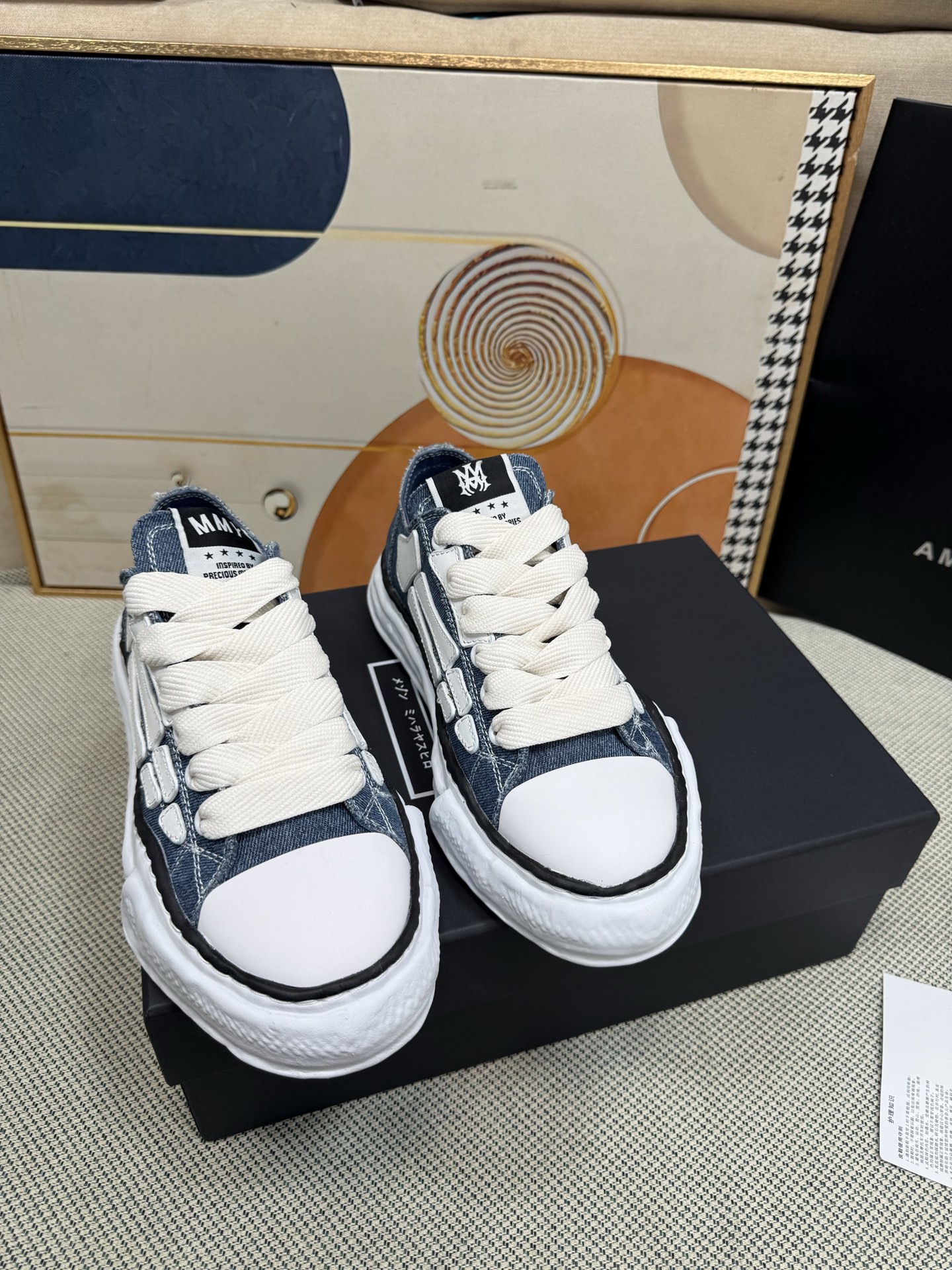 NO:238984,Top version Amiri Emir - Spring and Summer new MA-1 series; couples casual and versatile board shoes... The classic large tongue design of bread shoes shortens the length of the shoe body, thickens the midsole, and the toe part is rounder. Amiri's brand letters and MA logo are also displayed on the side of the shoe body... Fabric: top layer cowhide with breathable mesh inner lining: breathable towel inner lining out sole: foam midsole combination TPU sole Heel height: 2cm Women's model 35-40 Men's model 39-45 (46 custom-made without return), casual shoes/sports shoes, amiri, sneakers, cowhide19860909顶级版本 Amiri埃米尔——春夏新款MA-1系列；情侣款休闲 百搭 板鞋…… 面包鞋的经典大鞋舌设计,缩短了鞋身的长度,加厚了中底,鞋头部分更加圆润,Amiri的品牌字母和MA标识也现于鞋身侧面…… 面料:头层牛皮拼接透气网面 内里:透气毛巾内里 大底:发泡中底组合TPU底 跟高:2cm 女款35-40 男款39-45（46定制不退换）,休闲鞋/运动鞋,amiri,sneakers,cowhide,Women's Shoes