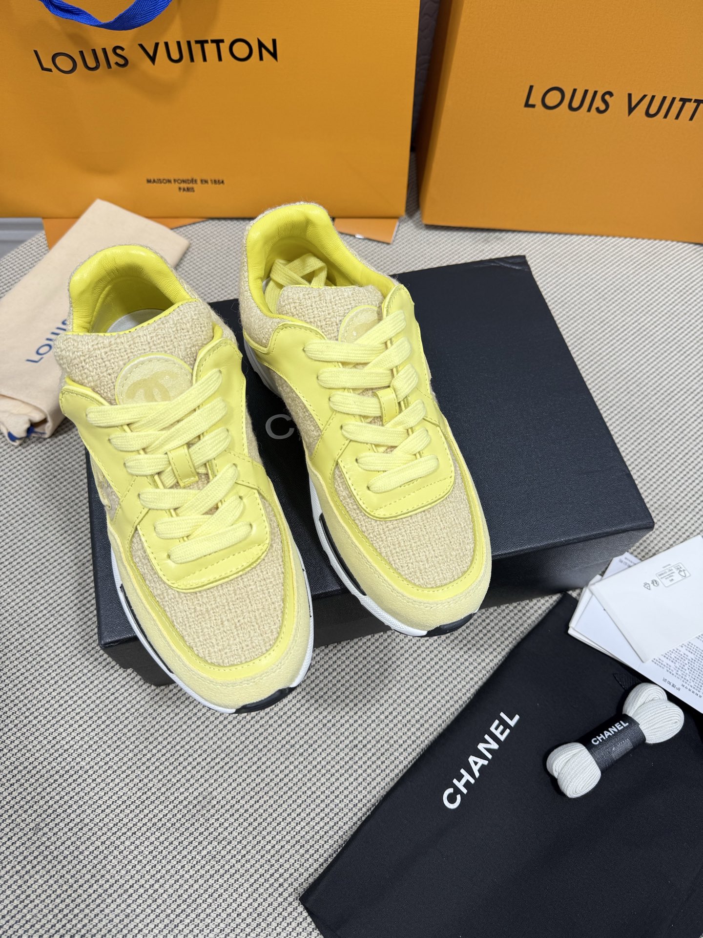 NO:238998,Chanel Chanel counter top casual sneakers This classic design; the upper has a variety of craftsmanship styles; the sole is fashionable and sporty; it is an extraordinary variety of color matching elements... The diversified mix and match is very beautiful and versatile, casual, fashionable, sports, and outdoors can be taken into account... Go material The upper is made of original imported cowhide The inner part is made of original imported breathable sheepskin outsole based on original TPU outsole The counter is made of high-quality packaging for women 35–41 (40.41 not returned or replaced, casual shoes/sports shoes, chanel, chanel, sneakers, cowhide, sheepskin19860909Chanel香奈儿专柜顶级休闲款运动鞋 这款经典设计；鞋面多种工艺的风格；大底却时尚运动；不平凡的拥入了多种配色元素…… 多元化混搭非常好看百搭,休闲,时尚,运动,户外都能兼顾…… Go 材料 鞋面采用 原版进口牛皮 内里采用 原版进口透气羊皮 大底根据 原版TPU大底 专柜精品包装全套女35–41（40.41不退不换,休闲鞋/运动鞋,chanel,chanel,sneakers,cowhide,sheepskin,Women's Shoes