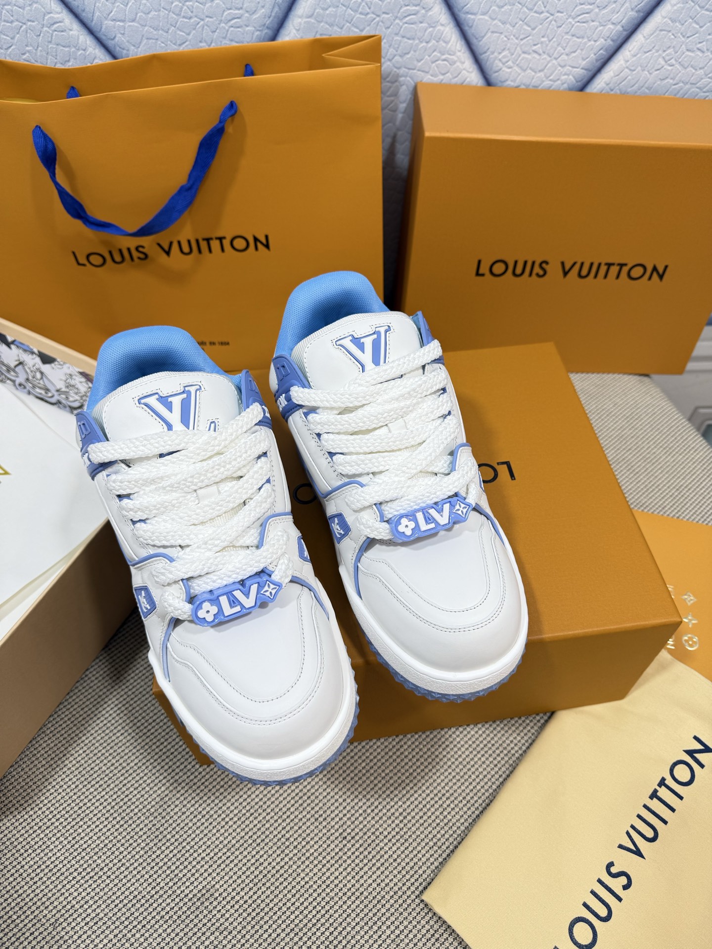 NO:238995,Pang Ding Purchase Quality Couple Model LV~ Louis Vuitton by Virgin Abloh's best-looking sneakers, promoting new products, and limited-edition retro basketball sneakers on the official website!  High and low gangs all spent a lot of money to buy the original version with accurate reproduction of 1:1, the details are invincible, the sincerity is full of imported custom original cowhide, the original version is consistent with the packaging method, the details are 100% restored, the private model customized original integrated TPU bottom is different from other companies, and this effect cannot be achieved without the original version!  L The best men's shoes in the past, don't miss them!  Size women's 35-40 men's 38-44 (men's 38 45 46 custom-made non-return and exchange), casual shoes/sports shoes, louis vuitton, louis vuitton, sneakers, cowhide19860909胖丁 代购品质情侣款 LV～路易威登 by Virgin Abloh最好看的运动鞋,力推新品, 官网限定款复古篮球运动鞋！ 高帮低帮均花血本购入原版1:1精准复刻、细节很无敌、诚意满满、进口定制原版牛皮,原版一致套包做法,细节百分百还原、私模定制原版一体成型TPU大底、区别于别家、, 没有原版是开不出这效果的！ L历年来最好看的男鞋、千万不要错过！ Size女款35-40 男款38-44（男款38 45 46定做不退换）,休闲鞋/运动鞋,louis vuitton,louis vuitton,sneakers,cowhide,Women's Shoes