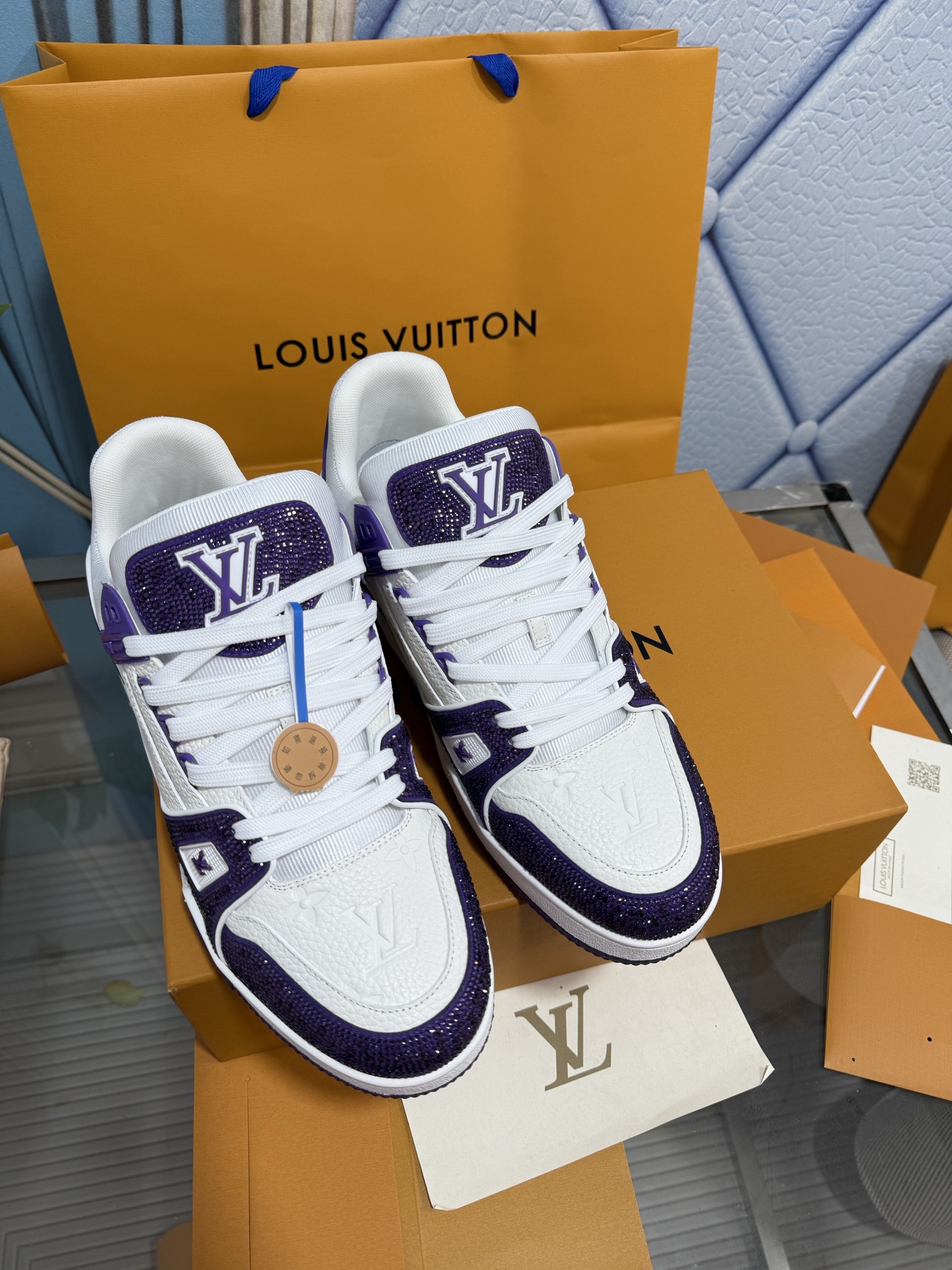 NO:238989,Top version Bread diamond shoes couple style Louis*Vuitto* LV Trainer Sports European purchasing agent 1W RMB purchase, took one month to unveil and develop, the sole and fabric private mold, the upper has been scrapped, and it was perfectly adjusted to the original version, which is a perfect fit, a comfortable one that has been exhausted since the arrival of Vifgil. This series designed since the arrival of Vifgil has been favored by many fans every quarter, and it is more personalized with different fashions. Private model luxury Luo Shiqi rhinestones TPU original outsole Original packaging Size: Men 39-45 (38 46, customized, non-return), casual shoes/sports shoes, manolo blahnik, louis vuitton, louis vuitton, sneakers19860909顶级版本 面包钻鞋情侣款 Louis*Vuitto* LV Trainer 运动欧洲代购1W RMB购入 历时一个月爆拆开发 大底和面料私模 鞋面更是报废了三套模具 才完美调整至原版一致较果 绝对下血本费心思的一款舒适 自Vifgil到来之后而设计的这一系列 每一季度都深受众多粉丝的青睐 搭配不同的时尚更显个性哦 私模奢华洛施奇水钻 TPU原版大底 原版包装 码数:  男39-45（38 46,定做不退换）,休闲鞋/运动鞋,manolo blahnik,louis vuitton,louis vuitton,sneakers,Women's Shoes