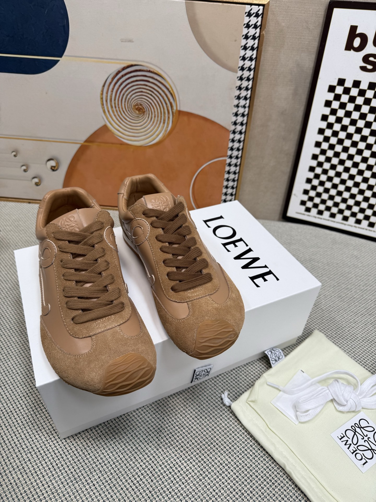 NO:238986,Top version of couples Loewe new big-headed sneakers Ballet Runner 2.0 ballet Forrest Gump shoes Curved toe, wide soles. Soft deep V rear tail bag, easy to wear on the feet. Simple and neat low-top shoe style, with the first letter of the brand logo on the side. Upper imported cow velvet/calfskin/wind coat cloth Original custom abrasive outsole Original box packaging Women 35-40 Men 39-45 (46 Notes 47 Customized non-return and exchange), casual shoes/sports shoes, loewe, loewe, sneakers, cowhide19860909顶级版 情侣款 罗意威loewe新版大头运动鞋Ballet Runner2.0芭蕾阿甘鞋 弯曲的鞋头,宽面的脚掌 .柔软的深v的后尾包 ,上脚好穿 简约利落的低帮鞋型,侧面有品牌Logo的首字母 鞋面进口牛绒/小牛皮/风衣布 原版定制磨具大底 原盒包装 女35-40 男39-45（46 注47定制不退换）,休闲鞋/运动鞋,loewe,loewe,sneakers,cowhide,Women's Shoes