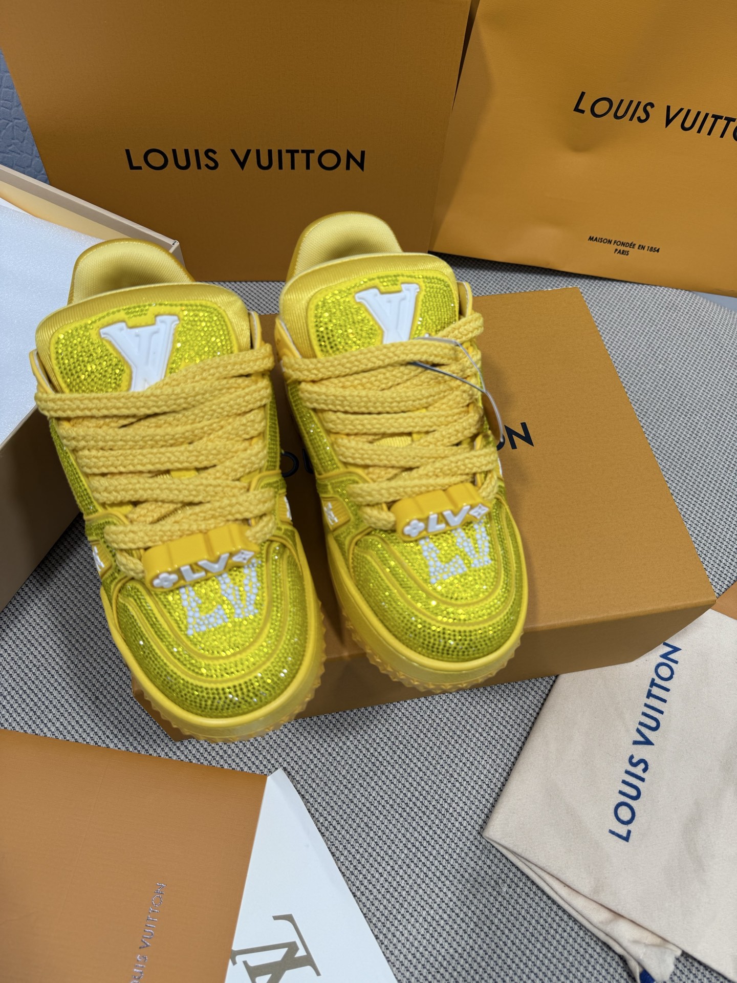 NO:224151,Top version Bread diamond shoes couple style Louis*Vuitto* LV Trainer Sports European purchasing agent 1W RMB purchase, took one month to unveil and develop, the sole and fabric private mold, the upper has been scrapped, and it was perfectly adjusted to the original version, which is definitely more fruitful, a comfortable one that has been designed since the arrival of Vifgil, which has been favored by many fans every quarter, and it is more personalized with different fashions. Private model luxury Luo Shiqi rhinestones TPU original outsole Original packaging Size: Women's model 35-40 Men's 39-45 (38 46, customized, non-return), casual shoes/sports shoes, manolo blahnik, louis vuitton, louis vuitton, sneakers19860909顶级版本 面包钻鞋情侣款 Louis*Vuitto* LV Trainer 运动欧洲代购1W RMB购入 历时一个月爆拆开发 大底和面料私模 鞋面更是报废了三套模具 才完美调整至原版一致较果 绝对下血本费心思的一款舒适 自Vifgil到来之后而设计的这一系列 每一季度都深受众多粉丝的青睐 搭配不同的时尚更显个性哦 私模奢华洛施奇水钻 TPU原版大底 原版包装 码数:女款35-40  男39-45（38 46,定做不退换）,休闲鞋/运动鞋,manolo blahnik,louis vuitton,louis vuitton,sneakers,Women's Shoes