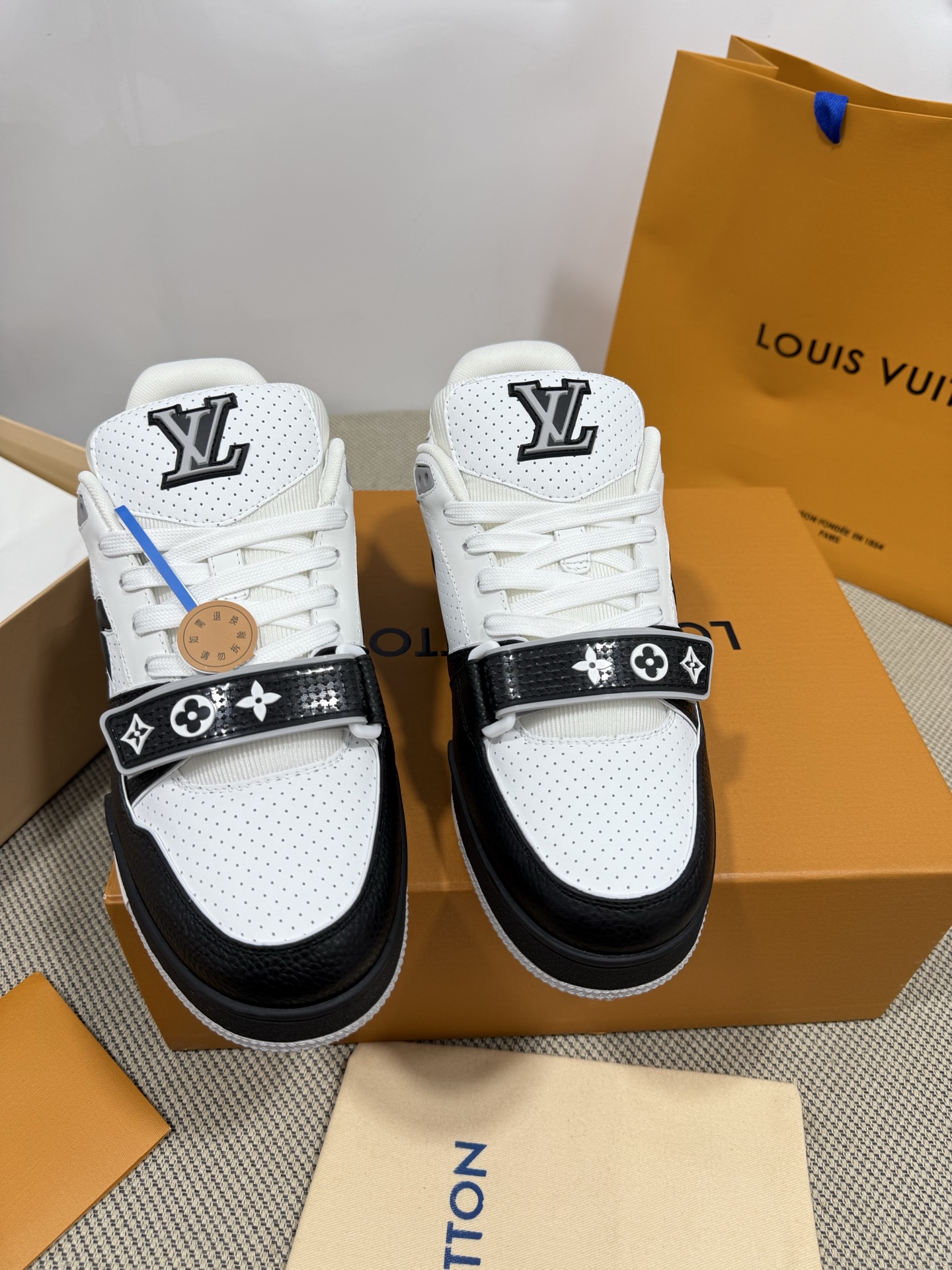 NO:224119,LV-Trainer Louis Vuitton PK market all versions Couple model Show new style Basketball shoes Purchase quality Original 11 development replica!  !  Very comfortable to put on the foot, fine workmanship. The upper is spliced ​​by calfskin imported from Italy, with brand logo and signature on the sides. The imported breathable mesh inner lining is very comfortable. Original special supply of original two-color TPU mold-absorbing sole. Packing technology Goodyear sewing locking size women's model 35-40 men's model 39-45 standard size (38 46 4730 custom-made, no return or replacement), casual shoes/sports shoes, louis vuitton, louis vuitton, sneakers, cowhide19860909LV-Trainer路易-威登 PK市场一切版本 情侣款 走秀新款 篮球板鞋 代购品质 原版11开发复刻！！上脚非常舒适 做工精细 鞋面由意大利进口小牛皮拼接,侧边饰有品牌LOGO标志及签名,进口了透气网布内里,脚感超舒适.原厂特供原版双色TPU吸模大底.套包工艺 固特异缝合锁边 size女款35-40  男款39-45标准码（38 46 4730定做不退不换）,休闲鞋/运动鞋,louis vuitton,louis vuitton,sneakers,cowhide,Women's Shoes