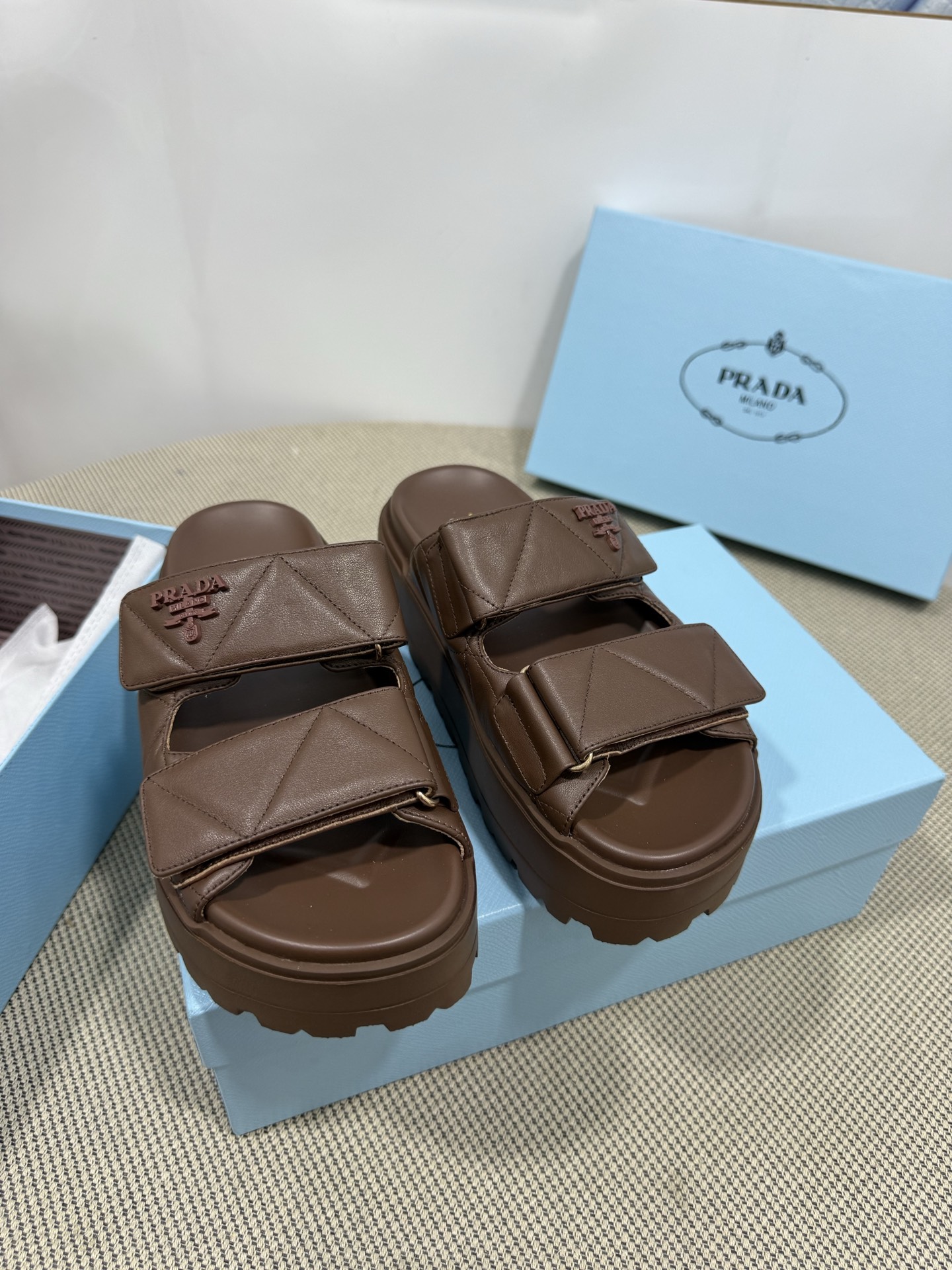 NO:253019,Top version PRADA/Prada spring and summer new sponge bubble slippers New bread slippers, fat and sturdy, super comfortable and soft Original version purchased 1:1, perfect details, comfortable and comfortable to match with spring and summer beauty, exquisite and delicate upper original ox fleece inner lining/foot pad mixed lambskin original mold opening heel height 5cm size 35-41 (custom made of 40 and 41) Packaging original full set of packaging, slippers, prada, prada, slippers, sheepskin19860909顶级版本 PRADA/普拉达春夏新款海绵泡泡拖鞋 新款面包拖鞋、胖墩墩样子可爱极了、超级舒服柔软 原版购入1:1开发,细节完美,上脚舒适可任意配搭春夏的美饰服丽,精耐致看 鞋面原版牛反绒 内里内里/ 垫脚 混种小羊皮 大底原版开模 跟高5cm 码数35-41（40、41订做） 包装原版全套包装,拖鞋,prada,prada,slippers,sheepskin,Women's Shoes