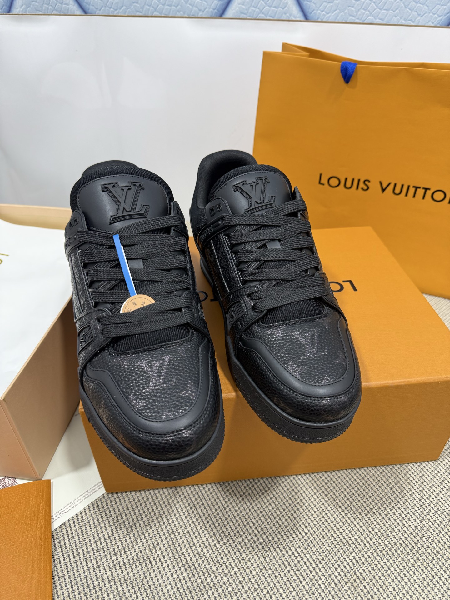 NO:224152,LV-Trainer Louis Vuitton PK market all versions Couple model Show new style Basketball shoes Purchase quality Original 11 development replica!  !  Very comfortable to put on the foot, fine workmanship. The upper is spliced ​​by calfskin imported from Italy, with brand logo and signature on the sides. The imported breathable mesh inner lining is very comfortable. Original special supply of original two-color TPU mold-absorbing sole. Packing technology Goodyear sewing locking size women's model 35-40 men's model 39-45 standard size (38 46 4730 custom-made, no return or replacement), casual shoes/sports shoes, louis vuitton, louis vuitton, sneakers, cowhide19860909LV-Trainer路易-威登 PK市场一切版本 情侣款 走秀新款 篮球板鞋 代购品质 原版11开发复刻！！上脚非常舒适 做工精细 鞋面由意大利进口小牛皮拼接,侧边饰有品牌LOGO标志及签名,进口了透气网布内里,脚感超舒适.原厂特供原版双色TPU吸模大底.套包工艺 固特异缝合锁边 size女款35-40  男款39-45标准码（38 46 4730定做不退不换）,休闲鞋/运动鞋,louis vuitton,louis vuitton,sneakers,cowhide,Women's Shoes