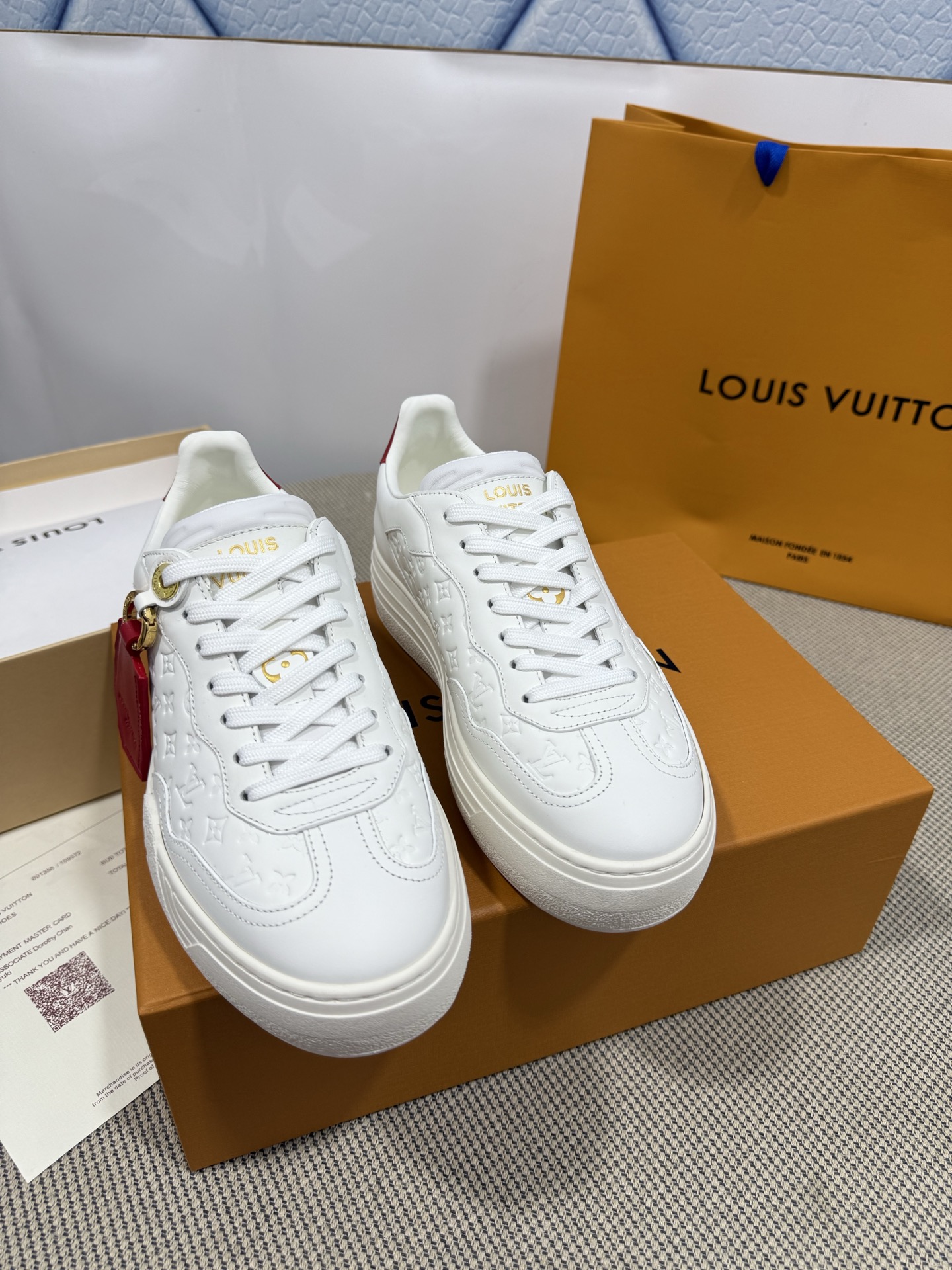 NO:224114,Louis* Vuitto* - Quality of purchasing agents. Wearing versatile and red, we are pushing new products with a limited edition on the official website!  Purchase the original version with 1:1 accurate reproduction, invincible details, full of sincerity, imported customized original material, 100% restoration of details, and you cannot achieve this effect without the original version!  lv The best women's shoes in the past years Don't miss it!  The upper adopts 5D printing technology, packing technology, Goodyear's edge locking method, fine workmanship, outsole TPU original sole, imported silk cowhide, inner cowhide lining/foot pad Size women's model 35-39 (40 41 customization, no return or replacement) Packaging original drawer box packaging, casual shoes/sports shoes, louis vuitton, louis vuitton, sneakers, cowhide19860909Loui* Vuitto*——代购品质 百搭穿红着力推新品,官网限定款！购入原版1:1精准复刻、细节很无敌、诚意满满、进口定制原版材质、细节百分百还原、没有原版是开不出这效果的！lv 历年来最好看的女鞋 千万不要错过！鞋面采用5D打印技术 套包工艺 固特异锁边做法 做工精细 大底TPU原版底 面料进口丝绸牛皮 内里牛皮里/垫脚 Size女款35-39（40 41定制不退不换） 包装原版抽屉盒包装,休闲鞋/运动鞋,louis vuitton,louis vuitton,sneakers,cowhide,Women's Shoes