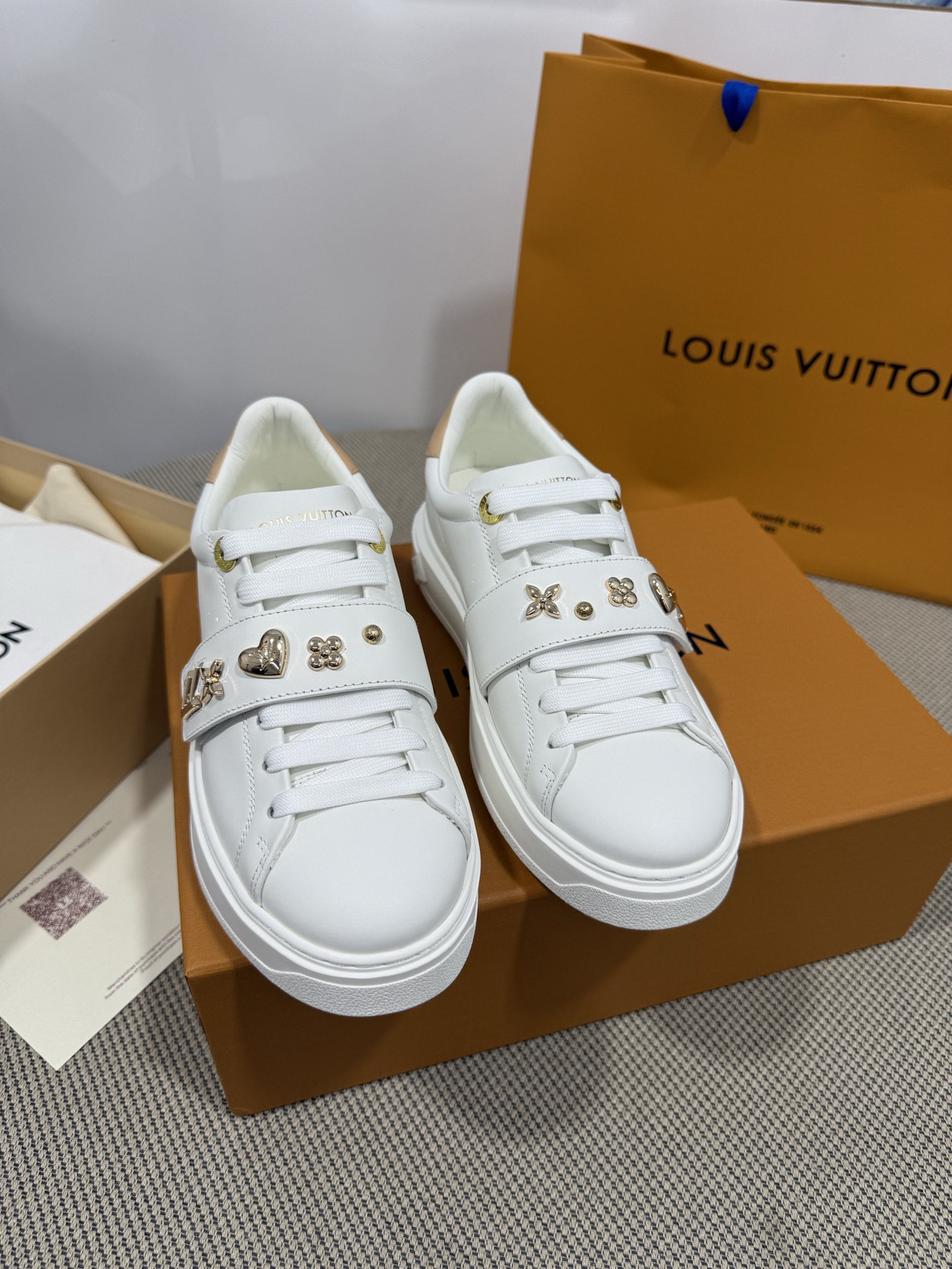 NO:224148,Louis* Vuitto* - Quality of purchasing agents. Wearing versatile and red, we are pushing new products with a limited edition on the official website!  Purchase the original version with 1:1 accurate reproduction, invincible details, full of sincerity, imported customized original material, 100% restoration of details, and you cannot achieve this effect without the original version!  lv The best women's shoes in the past years Don't miss it!  The upper adopts 5D printing technology, packing technology, Goodyear's edge locking method, fine workmanship, outsole TPU original sole, imported silk cowhide, inner cowhide lining/foot pad Size women's model 35-39 (40 41 customization, no return or replacement) Packaging original drawer box packaging, casual shoes/sports shoes, louis vuitton, louis vuitton, sneakers, cowhide19860909Loui* Vuitto*——代购品质 百搭穿红着力推新品,官网限定款！购入原版1:1精准复刻、细节很无敌、诚意满满、进口定制原版材质、细节百分百还原、没有原版是开不出这效果的！lv 历年来最好看的女鞋 千万不要错过！鞋面采用5D打印技术 套包工艺 固特异锁边做法 做工精细 大底TPU原版底 面料进口丝绸牛皮 内里牛皮里/垫脚 Size女款35-39（40 41定制不退不换） 包装原版抽屉盒包装,休闲鞋/运动鞋,louis vuitton,louis vuitton,sneakers,cowhide,Women's Shoes