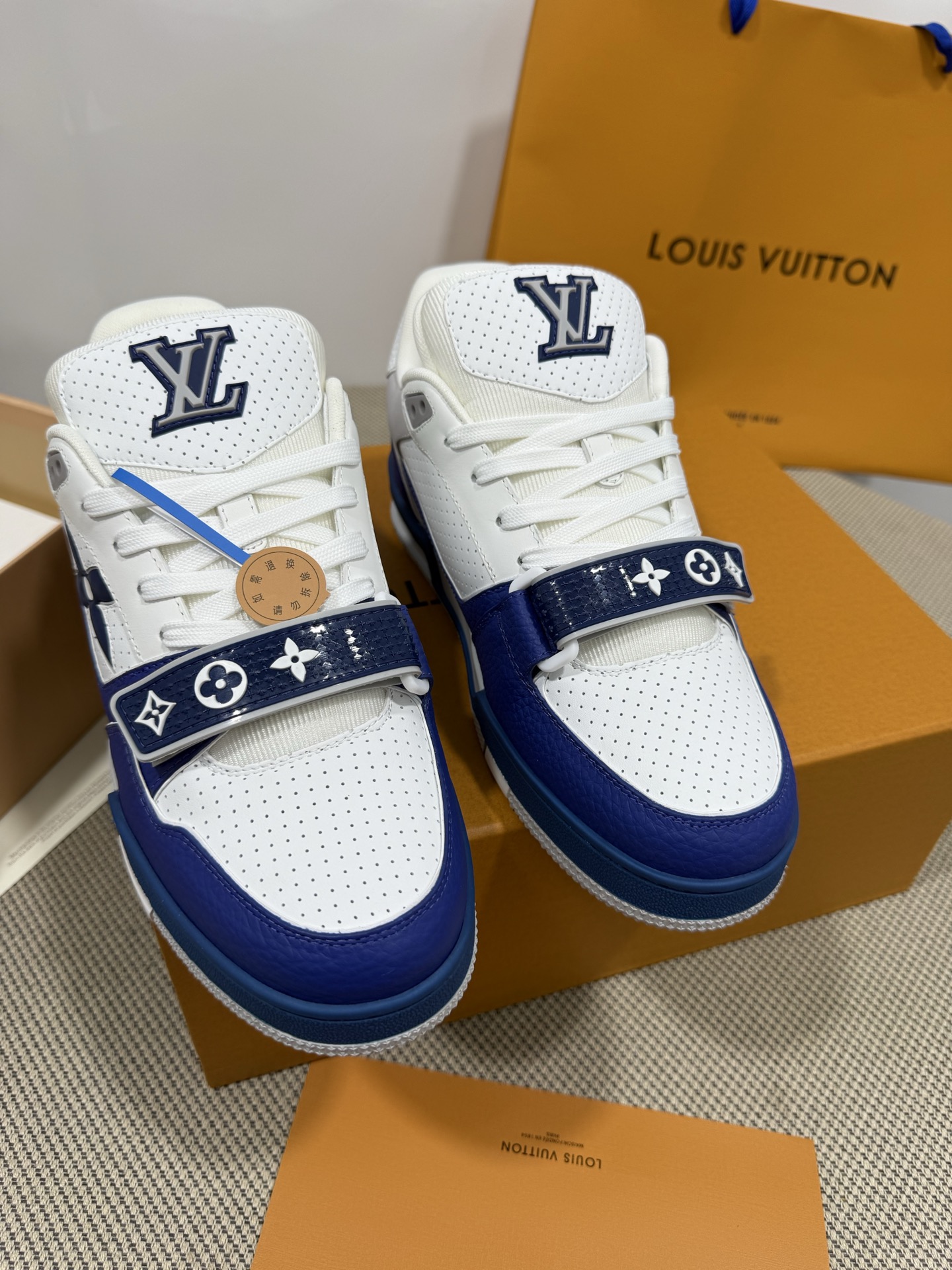 NO:224144,LV-Trainer Louis Vuitton PK market all versions Couple model Show new style Basketball shoes Purchase quality Original 11 development replica!  !  Very comfortable to put on the foot, fine workmanship. The upper is spliced ​​by calfskin imported from Italy, with brand logo and signature on the sides. The imported breathable mesh inner lining is very comfortable. Original special supply of original two-color TPU mold-absorbing sole. Packing technology Goodyear sewing locking size women's model 35-40 men's model 39-45 standard size (38 46 4730 custom-made, no return or replacement), casual shoes/sports shoes, louis vuitton, louis vuitton, sneakers, cowhide19860909LV-Trainer路易-威登 PK市场一切版本 情侣款 走秀新款 篮球板鞋 代购品质 原版11开发复刻！！上脚非常舒适 做工精细 鞋面由意大利进口小牛皮拼接,侧边饰有品牌LOGO标志及签名,进口了透气网布内里,脚感超舒适.原厂特供原版双色TPU吸模大底.套包工艺 固特异缝合锁边 size女款35-40  男款39-45标准码（38 46 4730定做不退不换）,休闲鞋/运动鞋,louis vuitton,louis vuitton,sneakers,cowhide,Women's Shoes
