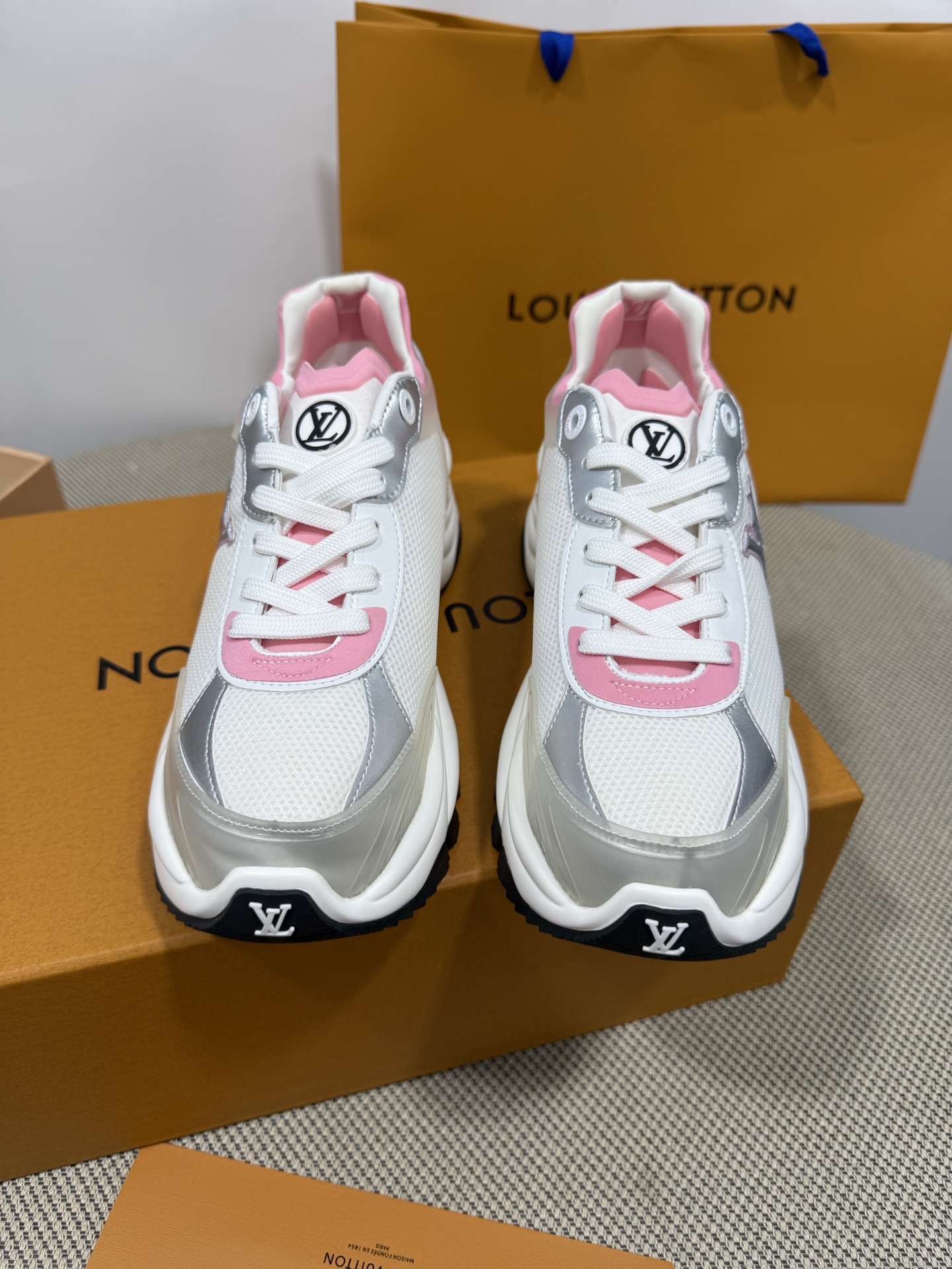 NO:224124,Top version LV Louis Vuitton popular RUN 55 sports shoes mesh flowers four-leaf clover casual Sneaker running shoes dad shoes original purchase and development made this model Run 55 sports shoes are renovated in the new season, splicing technology fabrics and leather to create a leisurely urban configuration. The side embellishment is unique Monogram floral pattern. Thickened rubber outsole once again interprets the inspiration of classic running shoes, achieving a comfortable rebound experience. Delivery counter exquisite packaging Fabric: Original custom imported cowhide material Inner: High pressure fixed breathable mesh Outsole: Exclusive mold opening TPU PU combination sole Sole: 5.5cm Size: Women's 35-40 (41 customization without return or exchange), casual shoes/sports shoes, louis vuitton, louis  vuitton,sneakers,cowhide19860909顶级版本 LV路易威登 爆款RUN 55 运动鞋 网面 花卉 四叶草 休闲 Sneaker跑鞋 老爹鞋 原版购入开发 做货 本款 Run 55 运动鞋于新季焕新回归,拼接科技面料与皮革,成就闲适都市构型.侧面点缀别致 Monogram 花卉图案.加厚橡胶外底再度诠释经典跑鞋的灵感启发,实现舒适回弹体验. 配送专柜精美包装 面料: 原版定制进口牛皮材质 内里: 高压定型透气网里 大底: 独家开模TPU PU组合底 底厚: 5.5cm Size: 女款35-40（41定制不退换）,休闲鞋/运动鞋,louis vuitton,louis vuitton,sneakers,cowhide,Women's Shoes