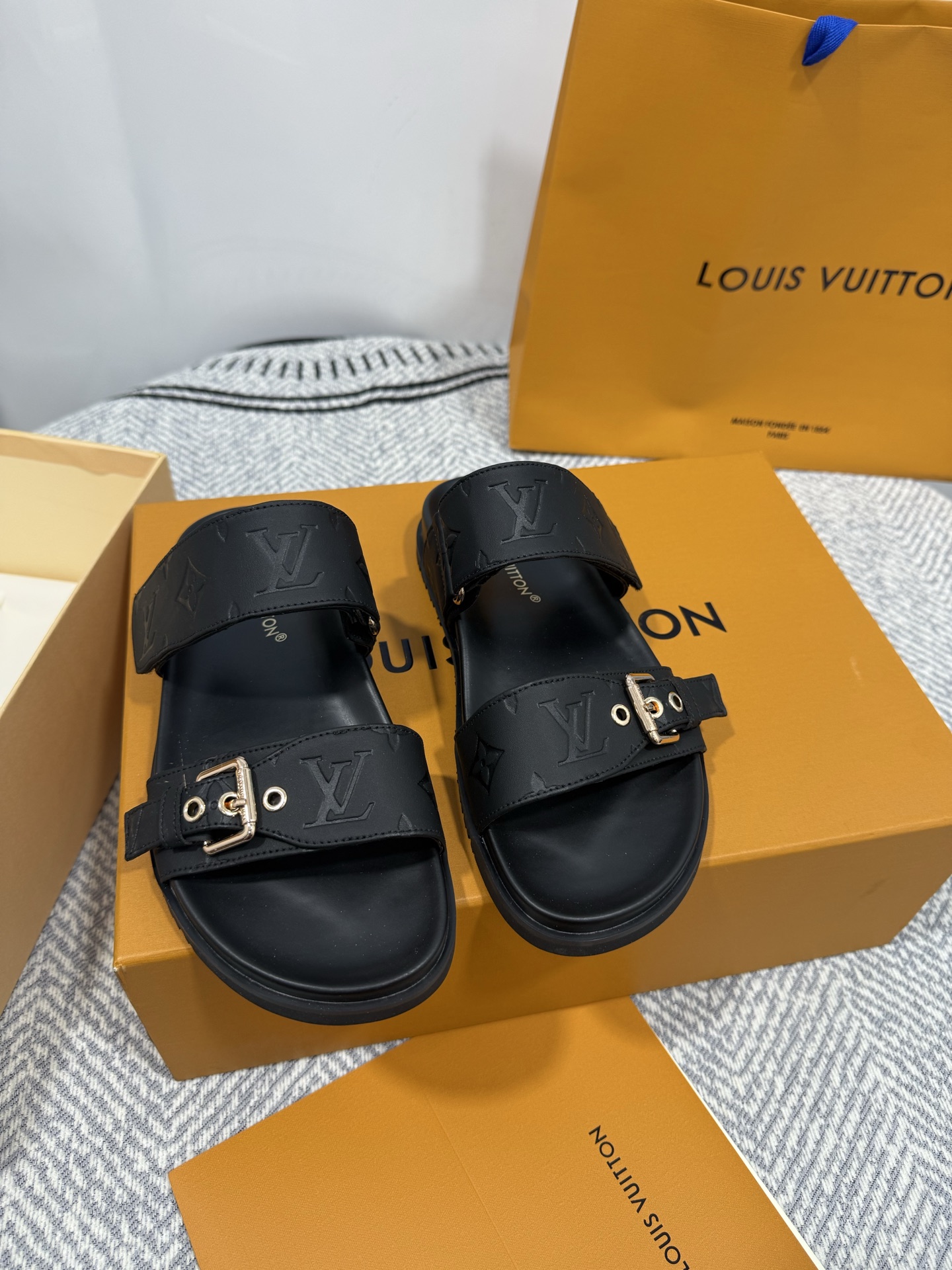 NO:224129,Top version Louis Vuitton/Louis Vuitton Couple model New sandals SUNSET COMFORT flat sandals use exquisite Raffia upper to express the craft style, paired with tough xiaozemeow pads and light mini outsoles to create a comfortable and comfortable wearing experience. One of the Velcro shoelaces logos is derived from the Twist handbag design. Raffia adjustable Velcro shoelaces tough insoles mini outsoles Decorative Size women's model 35-41 (40.41 not returned or replaced), slippers, louis vuitton, louis vuitton, sandals, slippers19860909顶级版本 Louis Vuitton/路易威登 情侣款 新款凉鞋 SUNSET COMFORT平底凉鞋以精致拉菲草鞋面道出手工艺格调,搭配韧性xiaozemeow垫和轻盈微型外底,营造舒适惬意的穿着体验.魔术贴鞋带之一的 标识源自Twist手袋设计.拉菲草 可调节魔术贴鞋带韧性鞋垫微型外底 装饰 码数女款35-41（40.41不退不换）,拖鞋,louis vuitton,louis vuitton,sandals,slippers,Women's Shoes