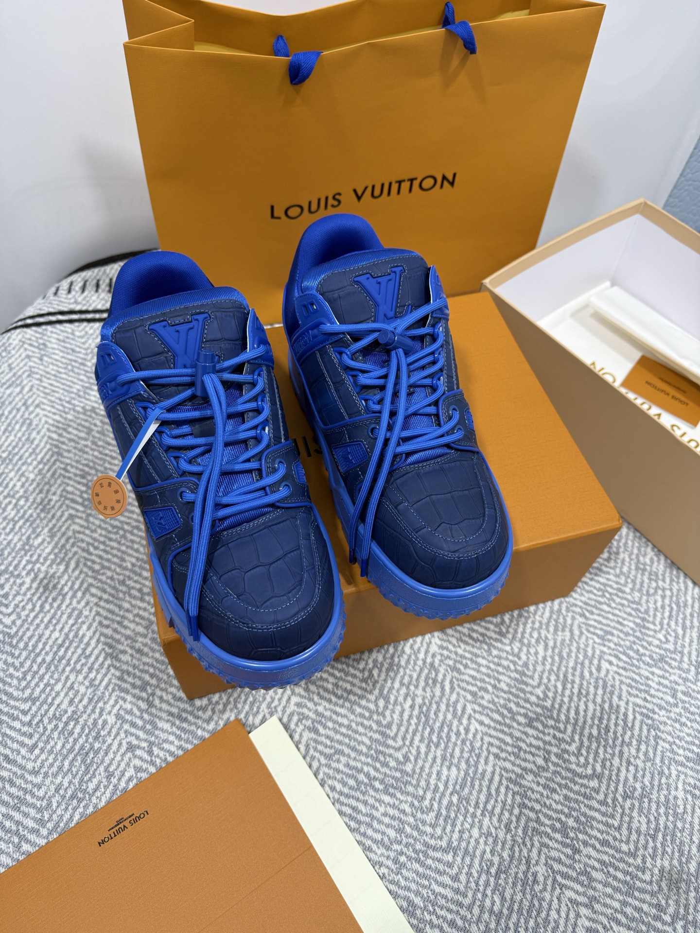 NO:224143,Bread shoes Top version LV-Louis Vuitton PK market version Couple model New catwalk basketball shoes Purchase quality Original 11 development replica!  !  Very comfortable to put on the foot, fine workmanship. The upper is spliced ​​by calfskin imported from Italy, with brand logo and signature on the sides. The imported breathable mesh inner lining is very comfortable. Original special supply of original two-color TPU mold-absorbing sole. Packing technology Goodyear sewing locking size Men's model 39-45 standard size (46 4730 custom made without return), casual shoes/sports shoes, louis vuitton, louis vuitton, sneakers, cowhide19860909面包鞋 顶级级版本 LV-路易-威登 PK市场一切版本 情侣款 走秀新款 篮球板鞋 代购品质 原版11开发复刻！！上脚非常舒适 做工精细 鞋面由意大利进口小牛皮拼接,侧边饰有品牌LOGO标志及签名,进口了透气网布内里,脚感超舒适.原厂特供原版双色TPU吸模大底.套包工艺 固特异缝合锁边 size 男款39-45标准码（46 4730定做不退换）,休闲鞋/运动鞋,louis vuitton,louis vuitton,sneakers,cowhide,Women's Shoes