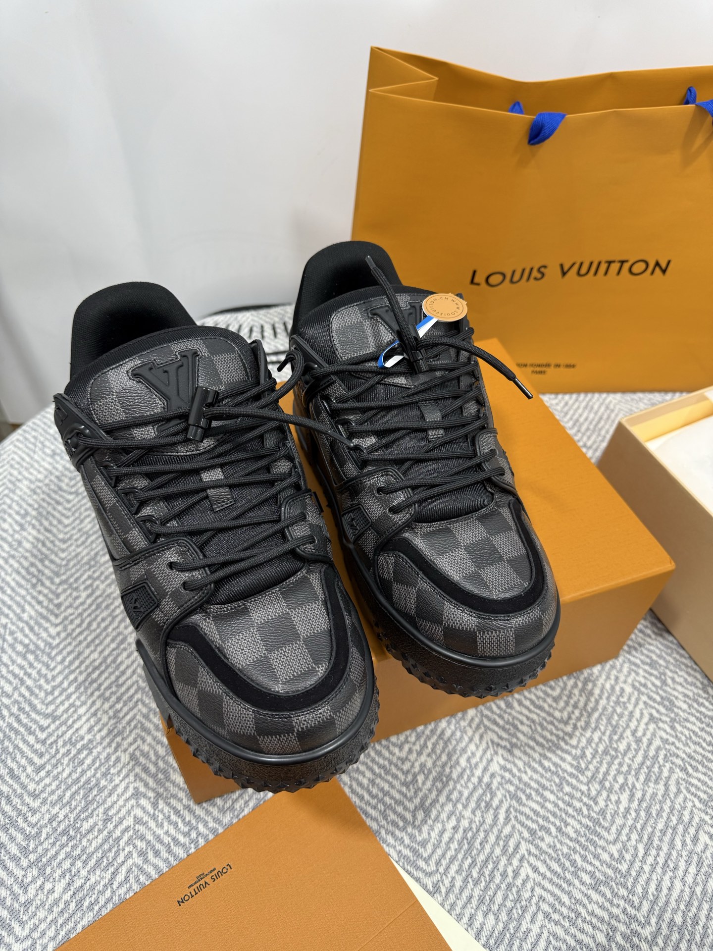 NO:224138,Bread shoes Top version LV-Louis Vuitton PK market version Couple model New catwalk basketball shoes Purchase quality Original 11 development replica!  !  Very comfortable to put on the foot, fine workmanship. The upper is spliced ​​by calfskin imported from Italy, with brand logo and signature on the sides. The imported breathable mesh inner lining is very comfortable. Original special supply of original two-color TPU mold-absorbing sole. Packing technology Goodyear sewing locking size women's model 35-40 men's model 39-45 standard size (46 4730 custom made without return), casual shoes/sports shoes, louis vuitton, louis vuitton, sneakers, cowhide19860909面包鞋 顶级级版本 LV-路易-威登 PK市场一切版本 情侣款 走秀新款 篮球板鞋 代购品质 原版11开发复刻！！上脚非常舒适 做工精细 鞋面由意大利进口小牛皮拼接,侧边饰有品牌LOGO标志及签名,进口了透气网布内里,脚感超舒适.原厂特供原版双色TPU吸模大底.套包工艺 固特异缝合锁边 size女款35-40 男款39-45标准码（46 4730定做不退换）,休闲鞋/运动鞋,louis vuitton,louis vuitton,sneakers,cowhide,Women's Shoes