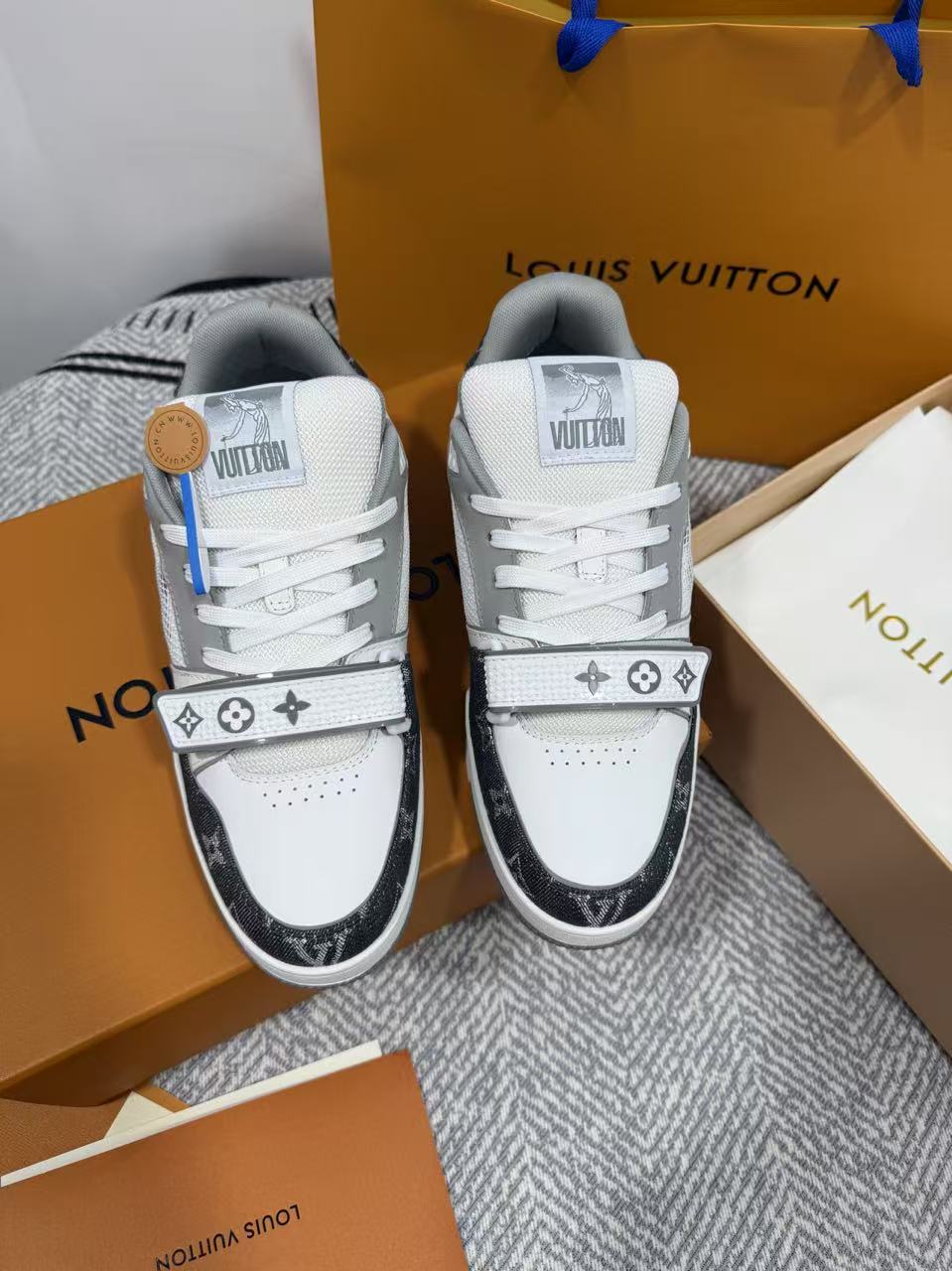 NO:224165,LV-Trainer Louis Vuitton PK market all versions Couple model Show new style Basketball shoes Purchase quality Original 11 development replica!  !  Very comfortable to put on the foot, fine workmanship. The upper is spliced ​​by calfskin imported from Italy, with brand logo and signature on the sides. The imported breathable mesh inner lining is very comfortable. Original special supply of original two-color TPU mold-absorbing sole. Packing technology Goodyear sewing locking size women's model 35-40 men's model 39-45 standard size (38 46 4730 custom made without return or replacement), casual shoes/sports shoes, louis vuitton, louis vuitton, sneakers, cowhide19860909LV-Trainer路易-威登 PK市场一切版本 情侣款 走秀新款 篮球板鞋 代购品质 原版11开发复刻！！上脚非常舒适 做工精细 鞋面由意大利进口小牛皮拼接,侧边饰有品牌LOGO标志及签名,进口了透气网布内里,脚感超舒适.原厂特供原版双色TPU吸模大底.套包工艺 固特异缝合锁边 size女款35-40  男款39-45标准码（38 46 4730定做不退不换）,休闲鞋/运动鞋,louis vuitton,louis vuitton,sneakers,cowhide,Women's Shoes