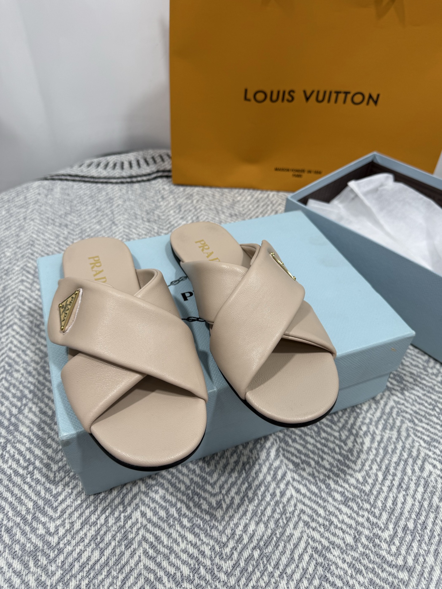 NO:265355,Top version PRADA/Prada spring and summer new sponge bubble slippers New bread slippers, fat and sturdy, super comfortable and soft Original purchase 1:1 development, perfect details, comfortable and comfortable to match with spring and summer beauty, exquisite and delicate upper original ox fleece inner lining/foot pad mixed lambskin original mold opening heel height 2cm size 35-41 (custom made of 40 and 41) Packaging original full set of packaging, slippers, prada, prada, slippers, sheepskin19860909顶级版本 PRADA/普拉达春夏新款海绵泡泡拖鞋 新款面包拖鞋、胖墩墩样子可爱极了、超级舒服柔软 原版购入1:1开发,细节完美,上脚舒适可任意配搭春夏的美饰服丽,精耐致看 鞋面原版牛反绒 内里内里/ 垫脚 混种小羊皮 大底原版开模 跟高2cm 码数35-41（40、41订做） 包装原版全套包装,拖鞋,prada,prada,slippers,sheepskin,Women's Shoes