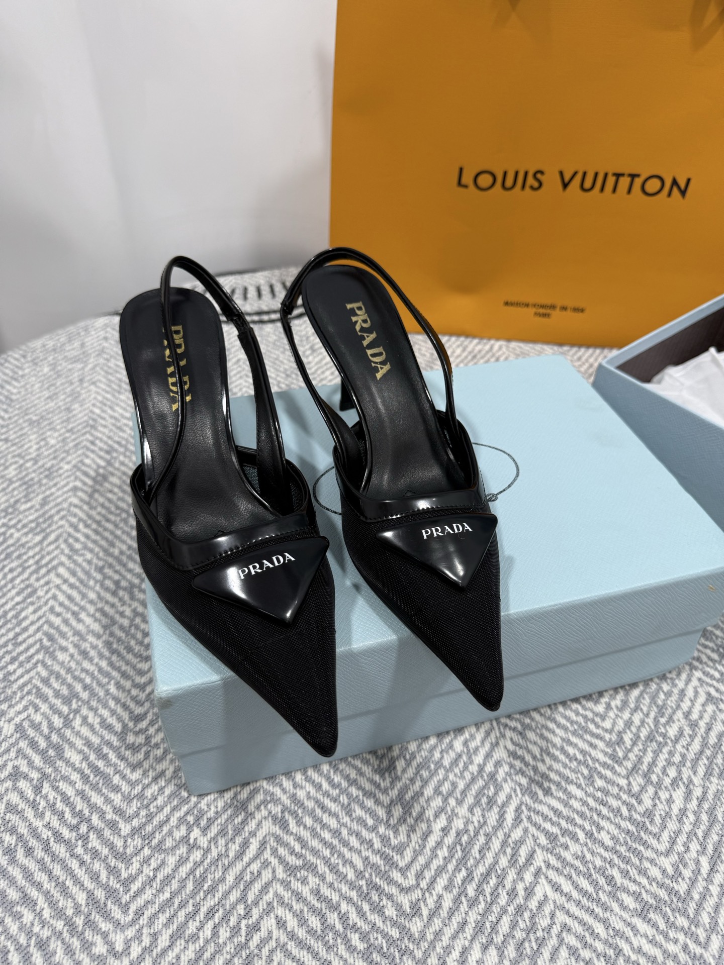 NO:265353,Purchase quality PRADA Spring and Summer new original replica, strength is coming!  ————————————————————— The same sandals as popular superstar Jin Chen, fashionable and versatile nice items, Italian counter purchasing original shoes, 1 to 1 replica of the original flavor. This year's theme is not defined through simplicity and simplicity, from thick-soled sneakers to serrated short boots to cat heels, exuding a momentum everywhere... The combination of gentleness and handsomeness is the finishing touch of a little woman. The top-quality high mercerized silk fabric and top-level open-edge beaded cowhide with the original 3D printed embroidery logo... The triangle mark feels the same as the original, wear-resistant tpu outsole, mixed-bred sheepskin inner breathable and comfortable, ads midsole. Heel height 3.0cm. On sale Size: 35-39 (34,40 customized) Original large box packaging accessories. Two styles   two fabrics, independently made.  Official colors can be made”, high heels sandals, prada, prada, sandals, boots, high heels, sneakers, cowhide, sheepskin, real silk19860909代购品质 PRADA 普拉达春夏新款原版复刻 实力来袭！———————————————— 当红巨星金晨同款凉鞋,时髦百搭nice单品,意大利专柜代购原版鞋开发,1比1照足原味复刻.今年的主题就是不被定义 通过简单简洁体现质感从厚底运动鞋到锯齿短靴再到的猫跟鞋 处处都流露着必爆气势…集温柔和帅气为一身 猫跟鞋就是小女人的点睛之笔 上等高丝光真丝面料和顶级开边珠牛皮搭配原版3D打印色刺绣logo…三角标触感凹凸感和原版一致,耐磨tpu大底 混种羊皮内里透气舒适 ads中底 . 跟高3.0cm. 现货发售 Size: 35-39（34,40订做） 原版大盒包装配件. 两种款式 两种面料,独立制作. 官方所有颜色均可制作”,高跟鞋凉鞋,prada,prada,sandals,boots,high heels,sneakers,cowhide,sheepskin,real silk,Women's Shoes