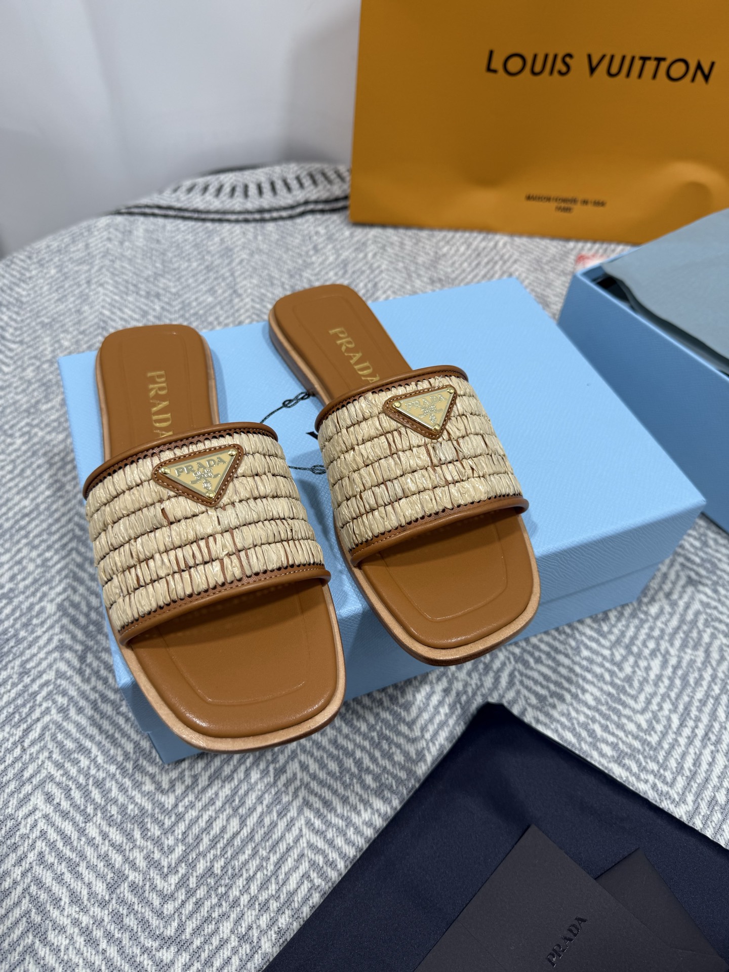 NO:253011,Top version Prda Prada New woven shoes straw woven slippers!  This year's popular straw weaving series, the must-have slippers for lazy people are so beautiful!  ●Fabric pure hand-woven/imported straw weaving ●Inner footbed imported sheepskin lining ●Out-sole leather outsole ●Size 35~39 (40 41 custom made without replacement), slippers, prada, slippers, espadrilles, sheepskin, Leather soles19860909顶级版本 Prda普拉达 新款编织鞋草编毛拖拖鞋！今年流行的草编系列,懒人必备拖鞋上脚是如此的好看！ ●面料纯手工编织/进口草编织 ●内里垫脚进口羊皮里 ●大底真皮大底 ●码数35～39（40 41定做不换）,拖鞋,prada,slippers,espadrilles,sheepskin,Leather soles,Women's Shoes