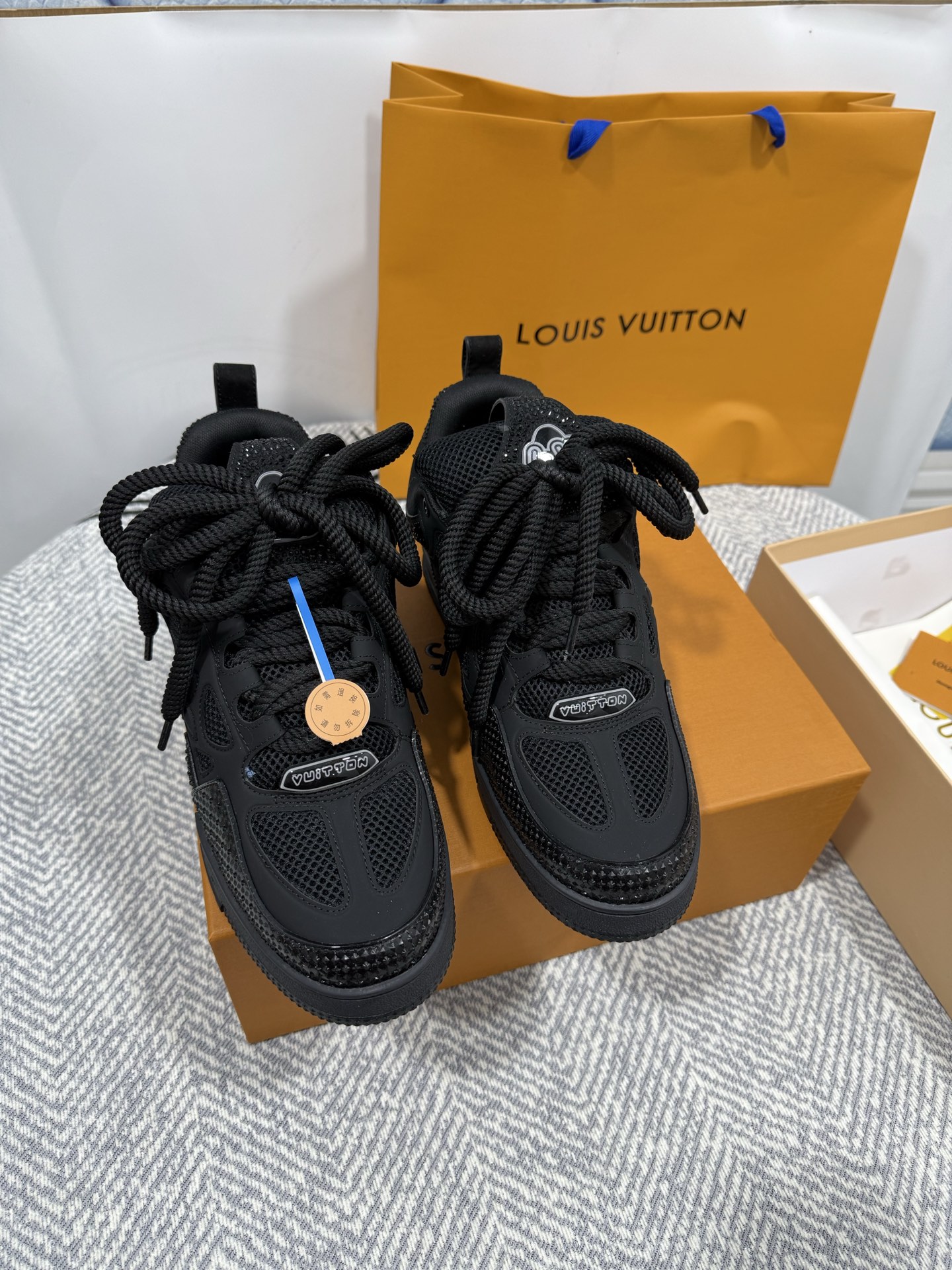 NO:819913,Bread shoes upgraded version LV-Louis Vuitton PK market all versions couple models catwalk new basketball sneakers purchasing quality original 11 developed and re-engraved!  !  The upper is very comfortable and the workmanship is fine. The upper is made of calfskin imported from Italy. The side is decorated with the brand LOGO and signature. It has an imported breathable mesh lining and the foot feels super comfortable. The original two-color TPU suction mold outsole is specially provided by the factory. The package process is Goodyear stitched seams. Size 35-40 for women. Standard size 39-44 for men (38 45 46. 4730 custom-made and non-refundable, casual shoes/sports shoes, louis  vuitton,louis vuitton,sneakers,cowhide19860909面包鞋 升级版 LV-路易-威登 PK市场一切版本 情侣款 走秀新款 篮球板鞋 代购品质 原版11开发复刻！！上脚非常舒适 做工精细 鞋面由意大利进口小牛皮拼接,侧边饰有品牌LOGO标志及签名,进口了透气网布内里,脚感超舒适.原厂特供原版双色TPU吸模大底.套包工艺 固特异缝合锁边 size女款35-40  男款39-44标准码（38 45 46 4730定做不退,休闲鞋/运动鞋,louis vuitton,louis vuitton,sneakers,cowhide,Women's Shoes